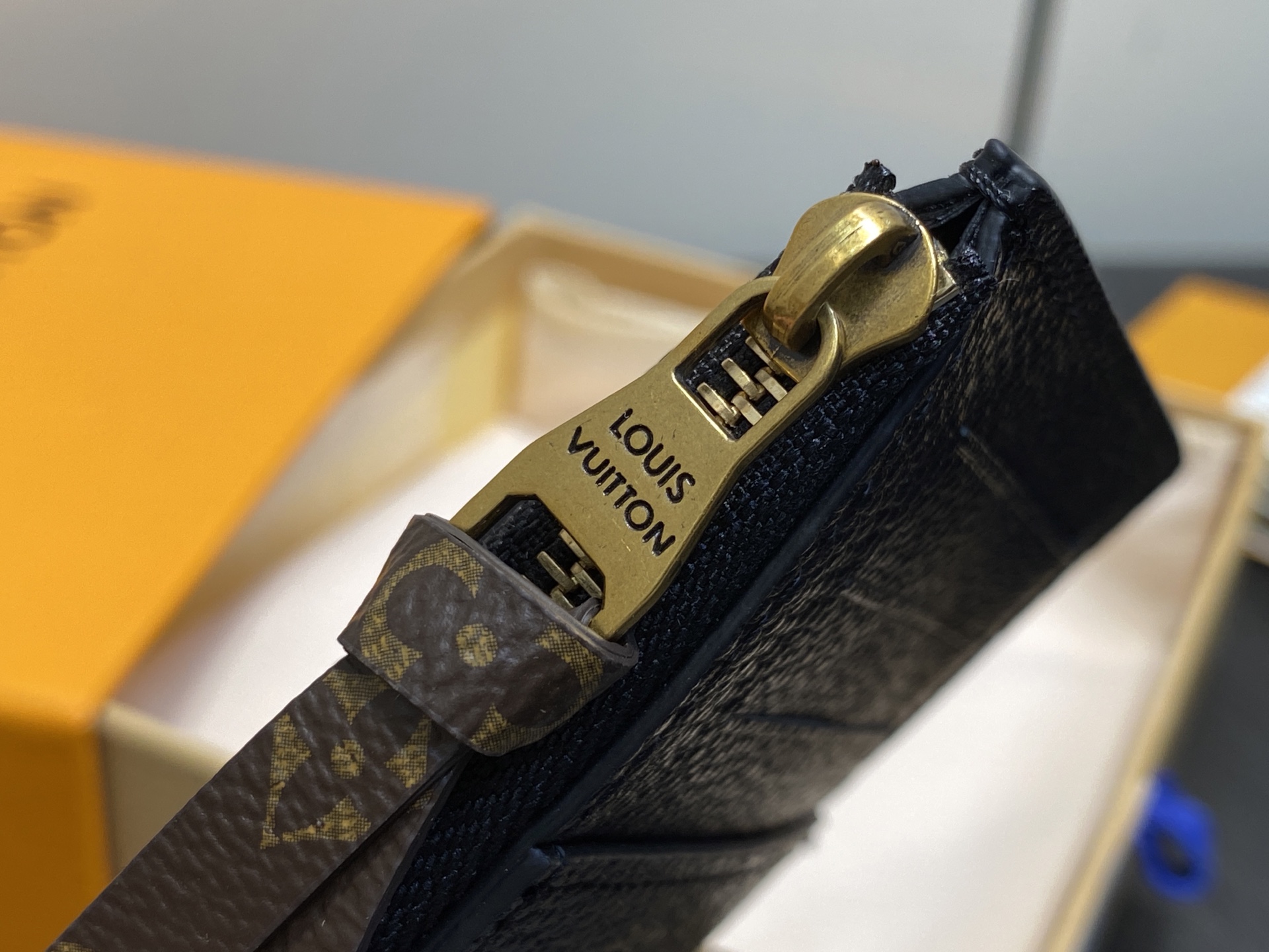 Louis Vuitton Low Key Card Holder(8.5 x 1 x 13CM)