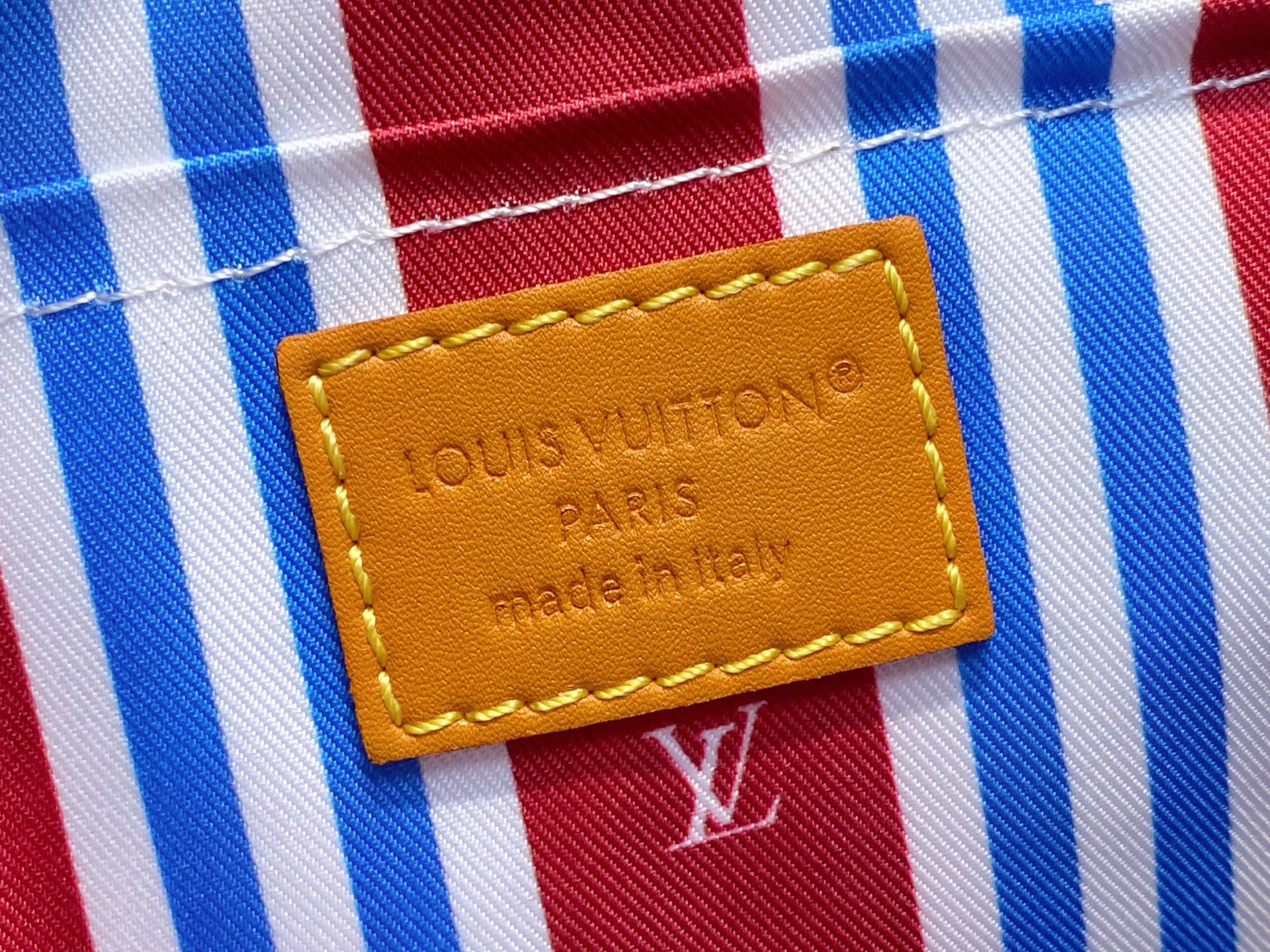 Louis Vuitton Nil Bag(17.5 x 11 x 25CM)