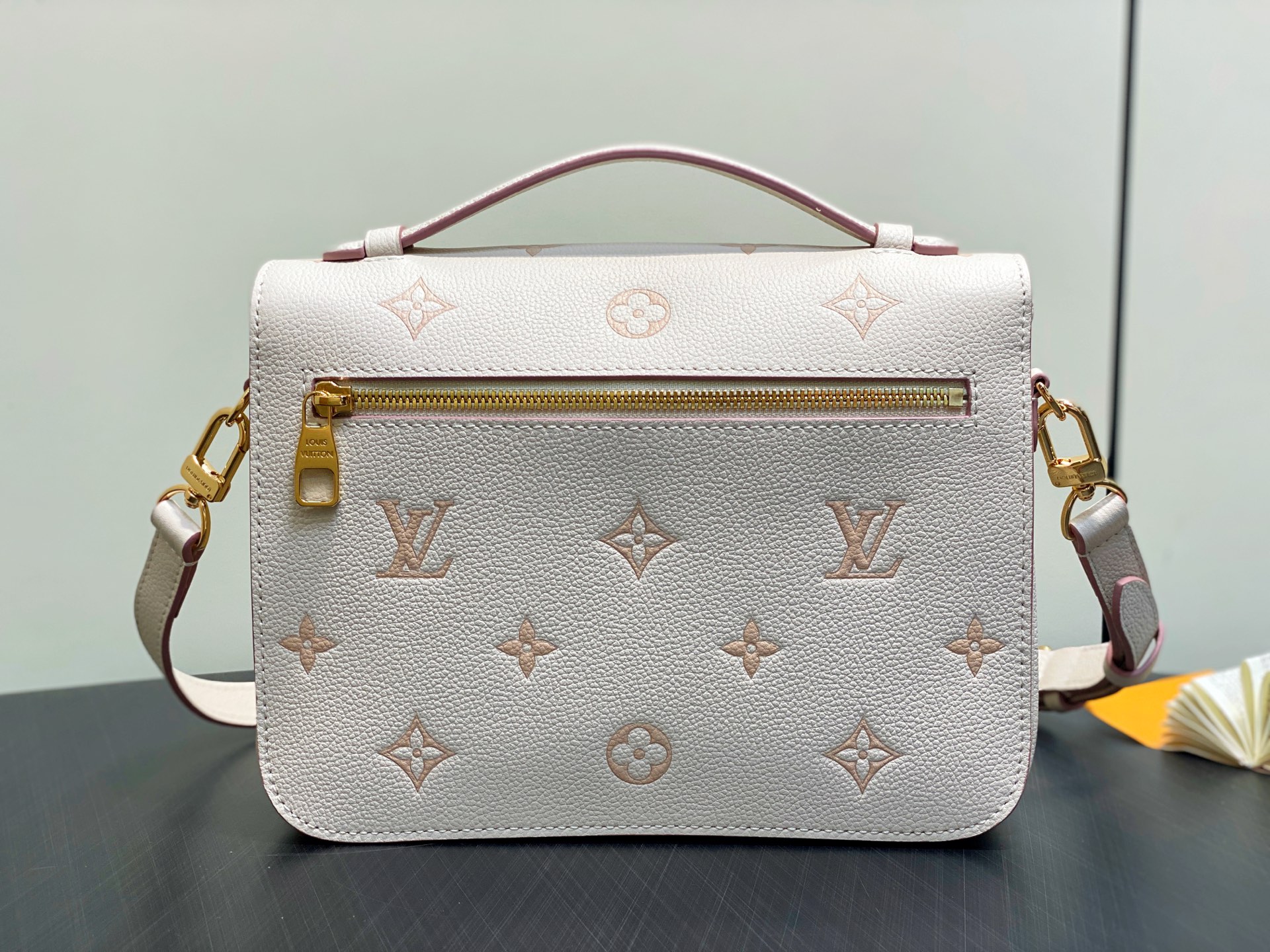Louis Vuitton Pochette Métis MM( 25*20*7CM)