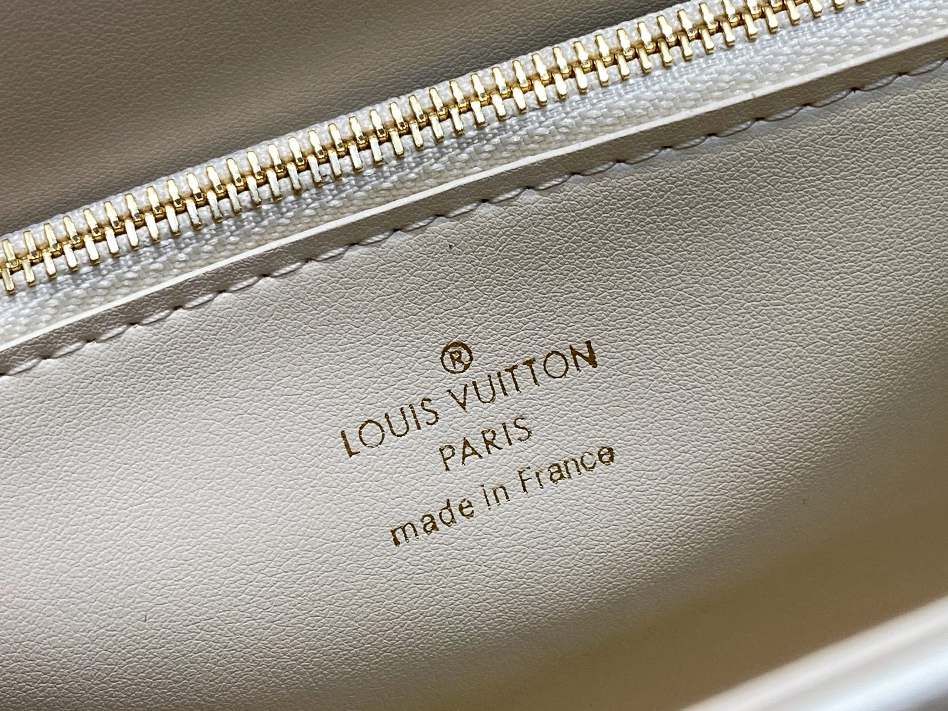 Louis Vuitton Twist Slim MM Bag (23 x 16 x 8CM)