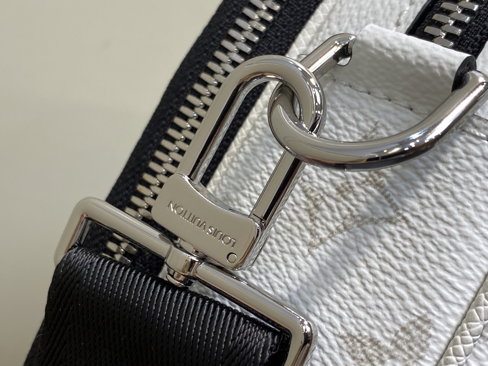 Louis Vuitton Alpha Messenger Bag (16 x 8 x 24CM)