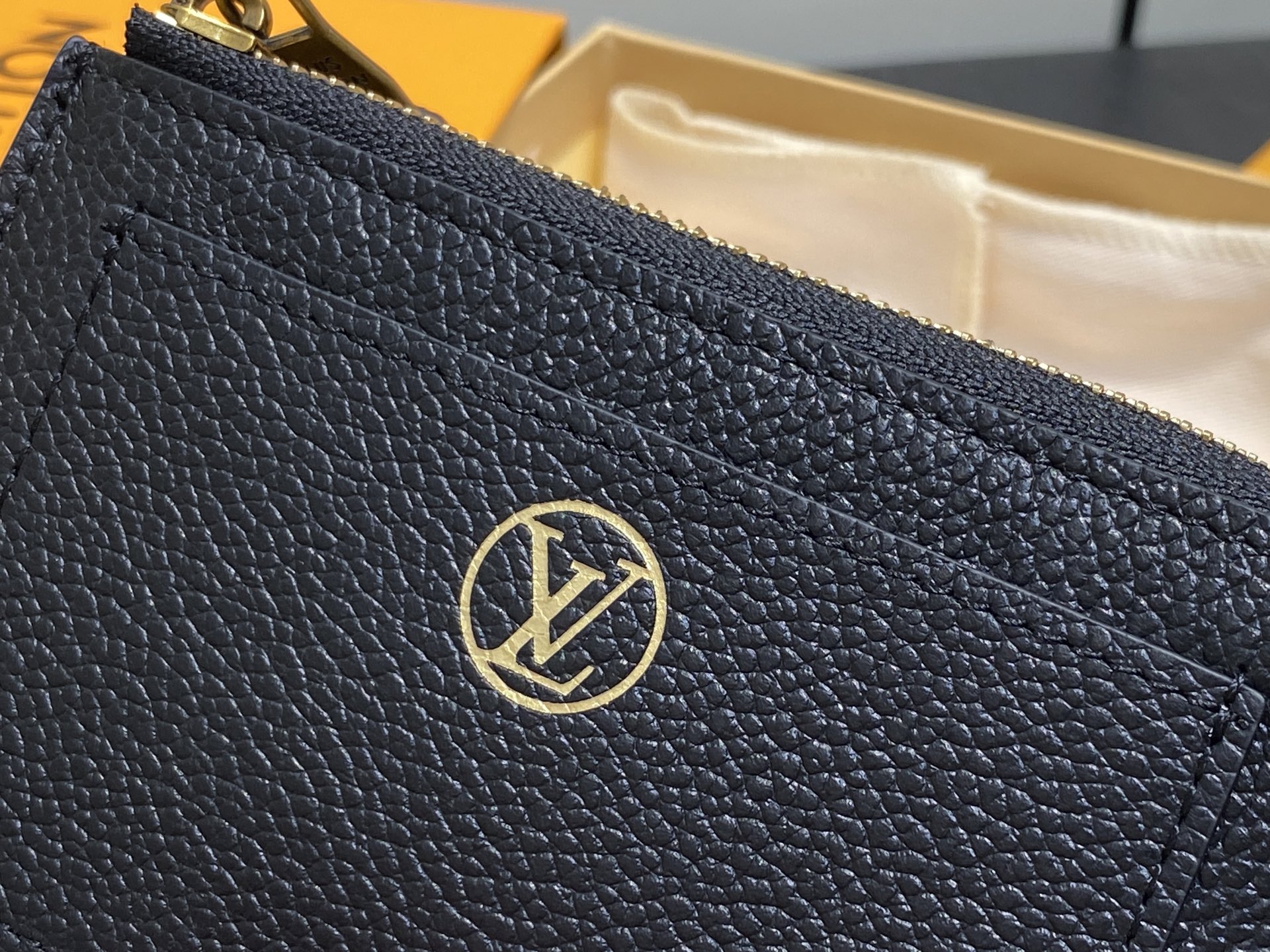 Louis Vuitton Low Key Card Holder(8.5 x 1 x 13CM)