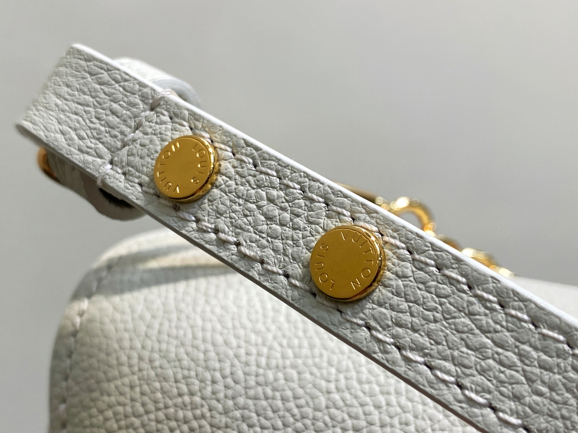 Louis Vuitton Twist Slim MM Bag (23 x 16 x 8CM)