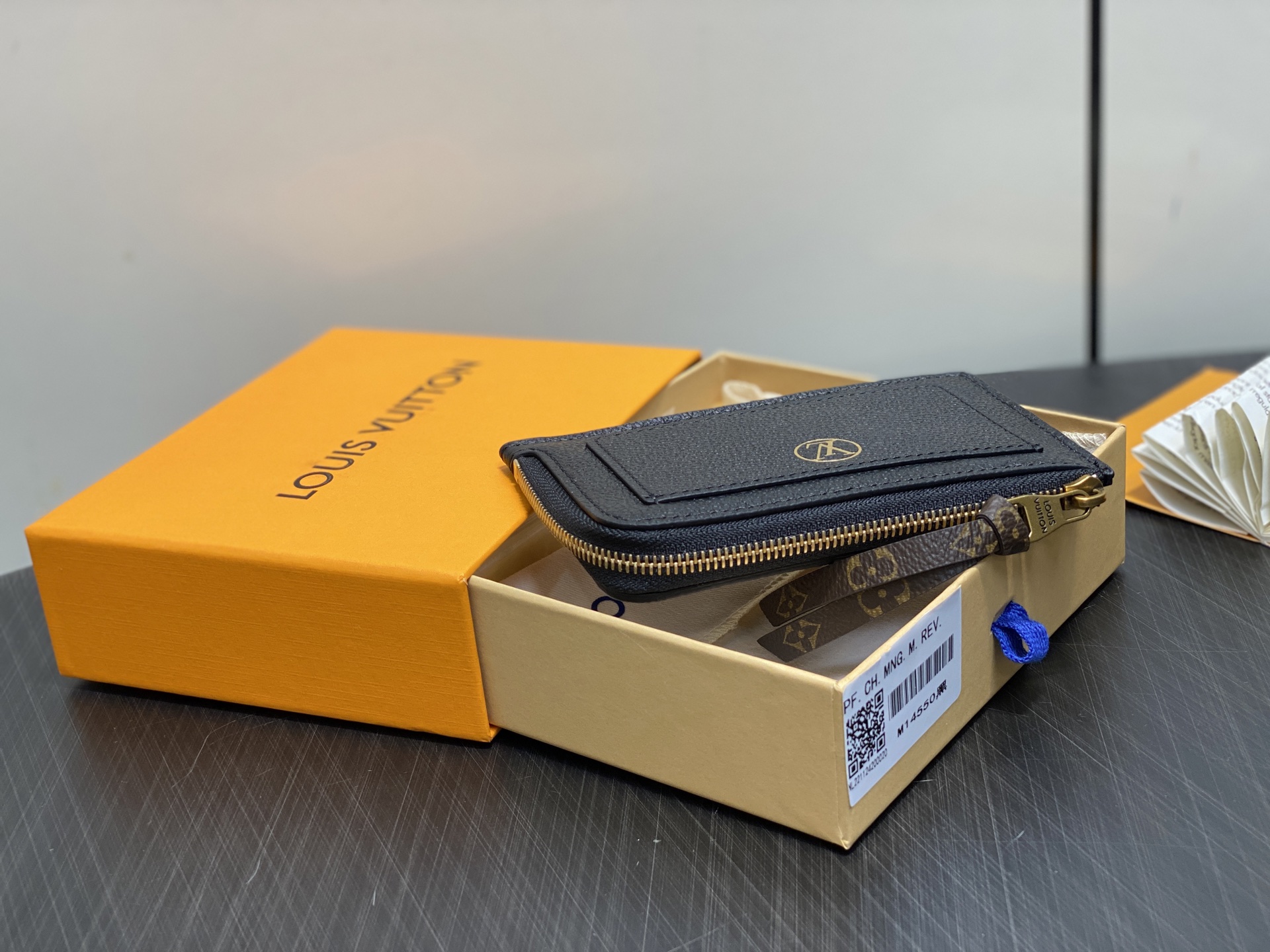 Louis Vuitton Low Key Card Holder(8.5 x 1 x 13CM)