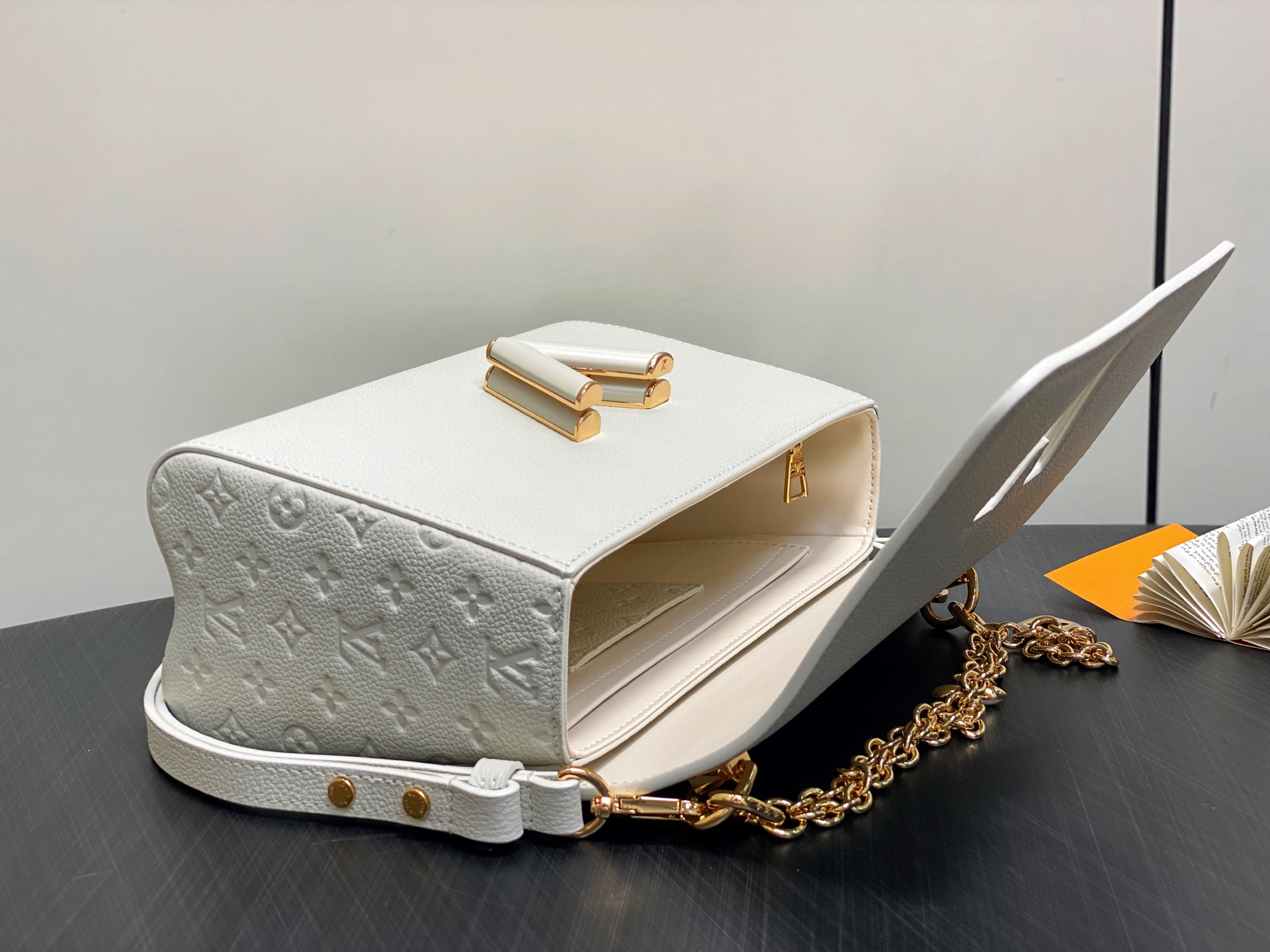 Louis Vuitton Twist Slim MM Bag (23 x 16 x 8CM)