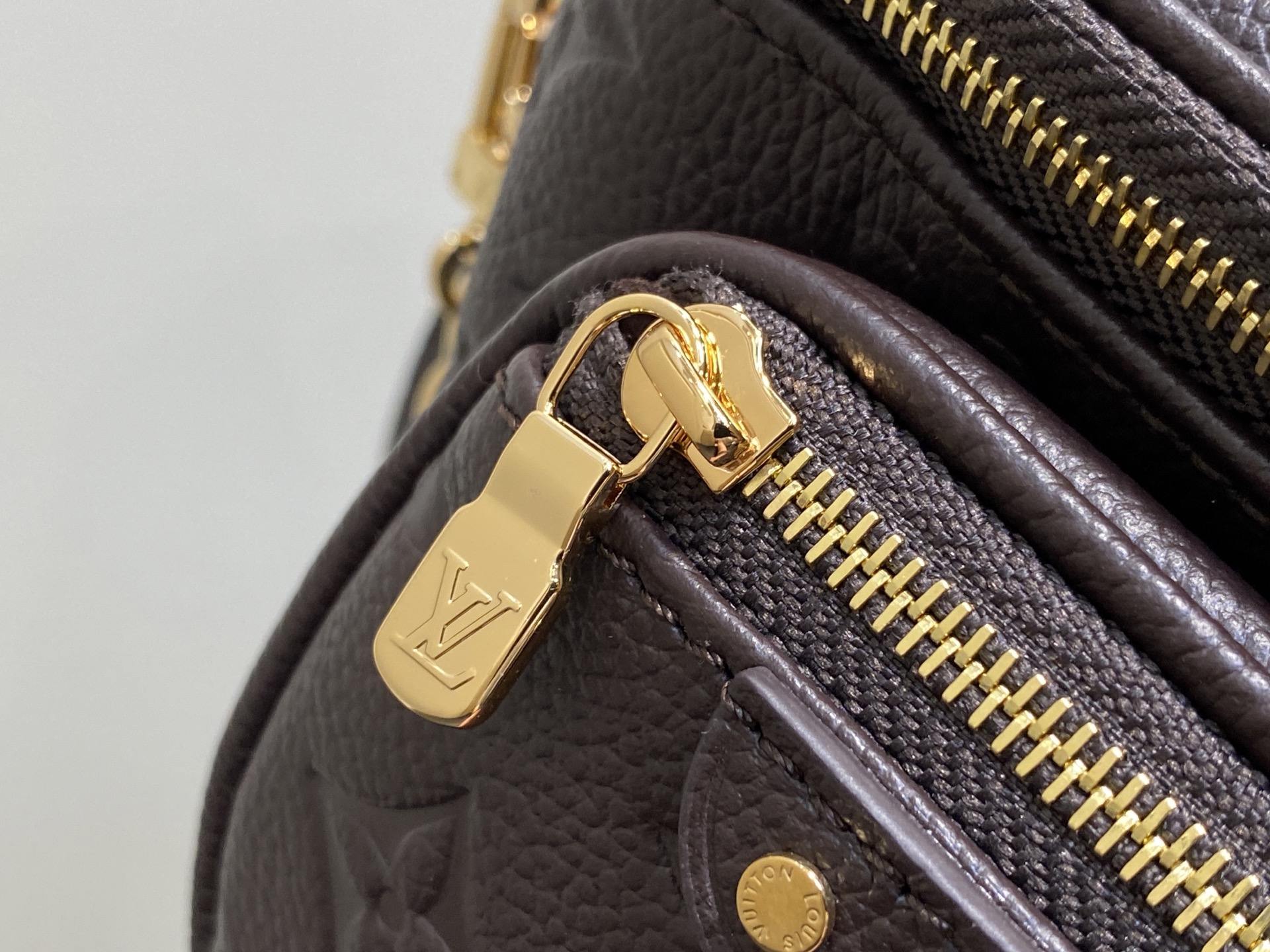 Louis Vuitton Mini Bumbag Bag ( 17 x 12 x 9.5CM)