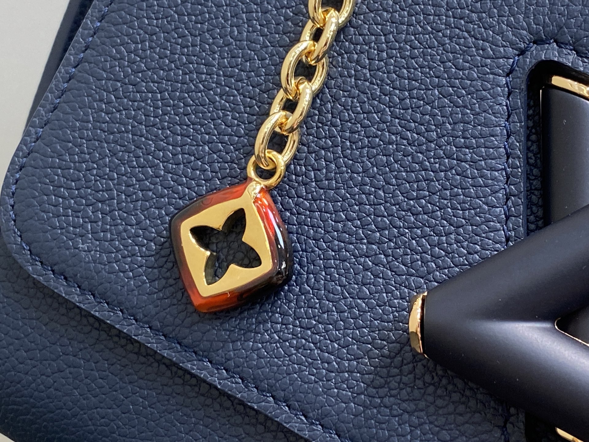 Louis Vuitton Twist Slim MM Bag (23 x 16 x 8CM)