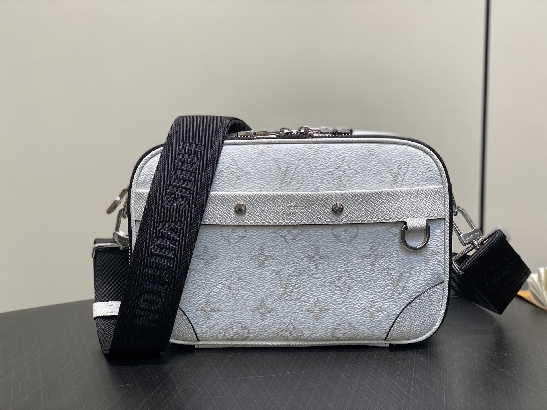 Louis Vuitton Alpha Messenger Bag (16 x 8 x 24CM)