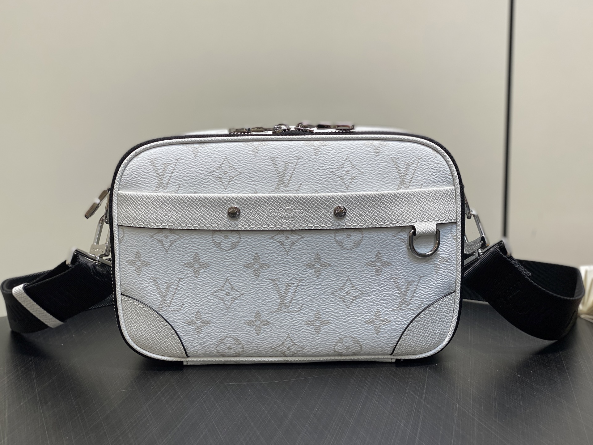 Louis Vuitton Alpha Messenger Bag (16 x 8 x 24CM)