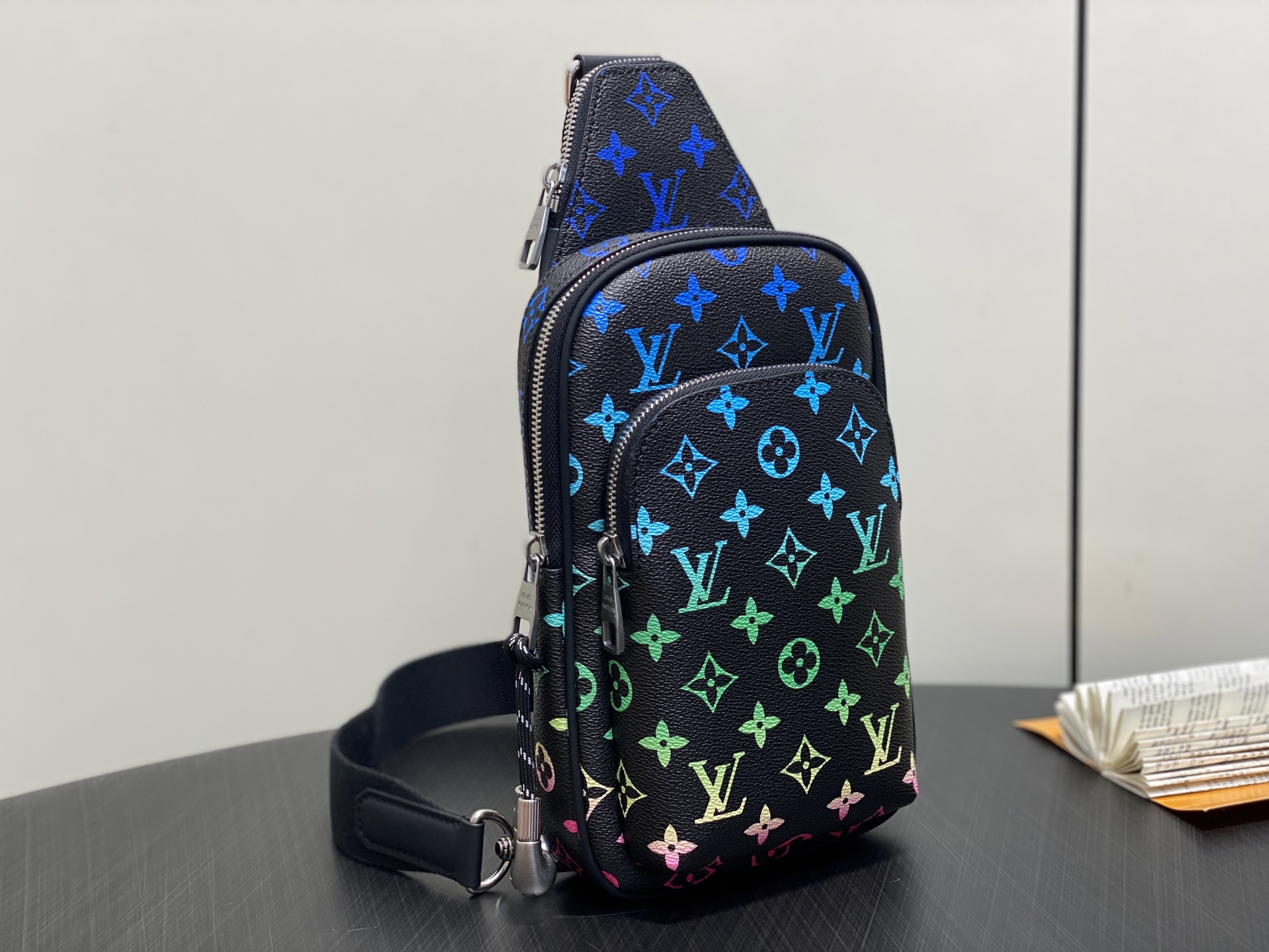 LV Avenue Bag(16 x 33 x 5.7CM)