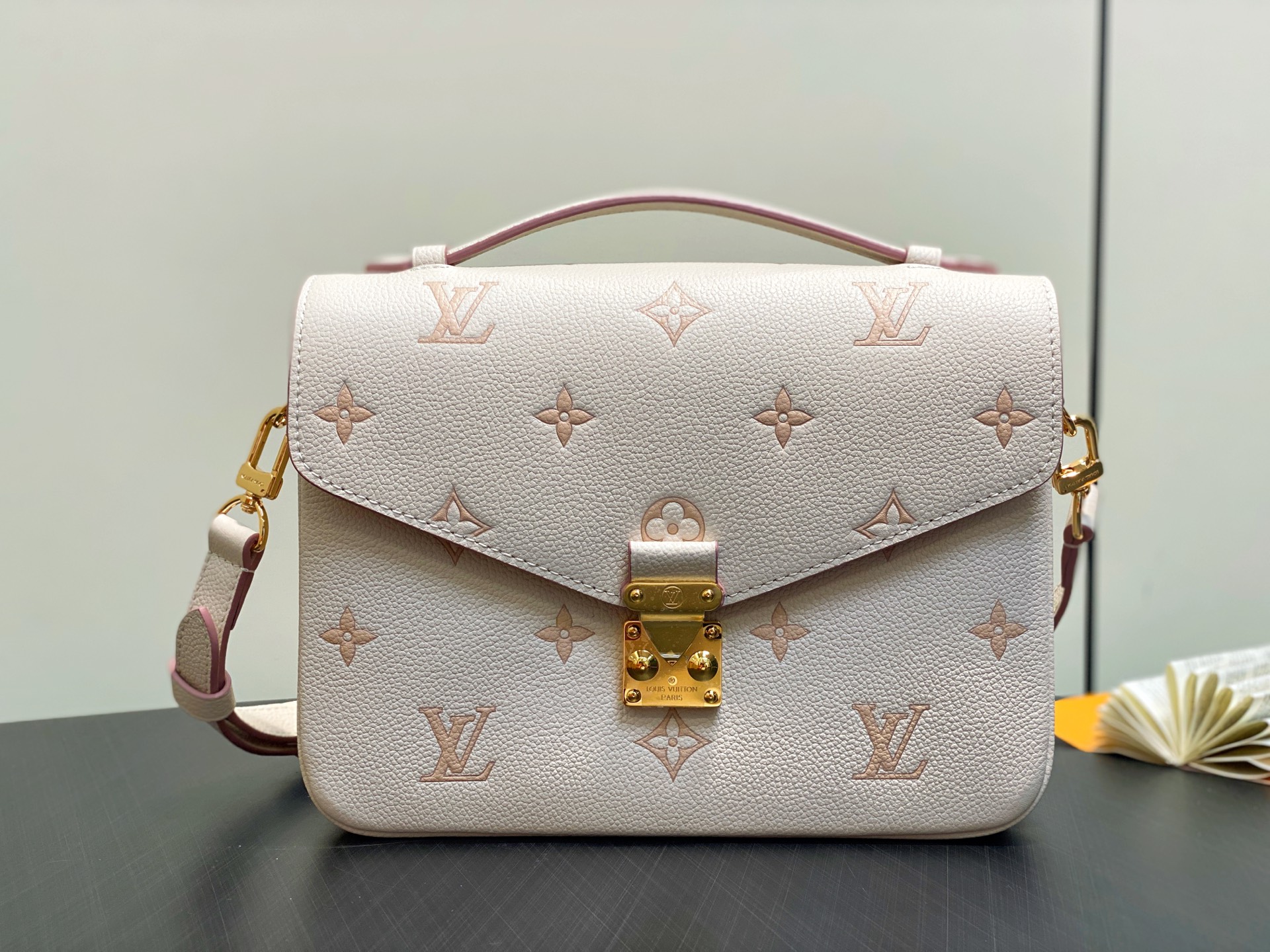 Louis Vuitton Pochette Métis MM( 25*20*7CM)