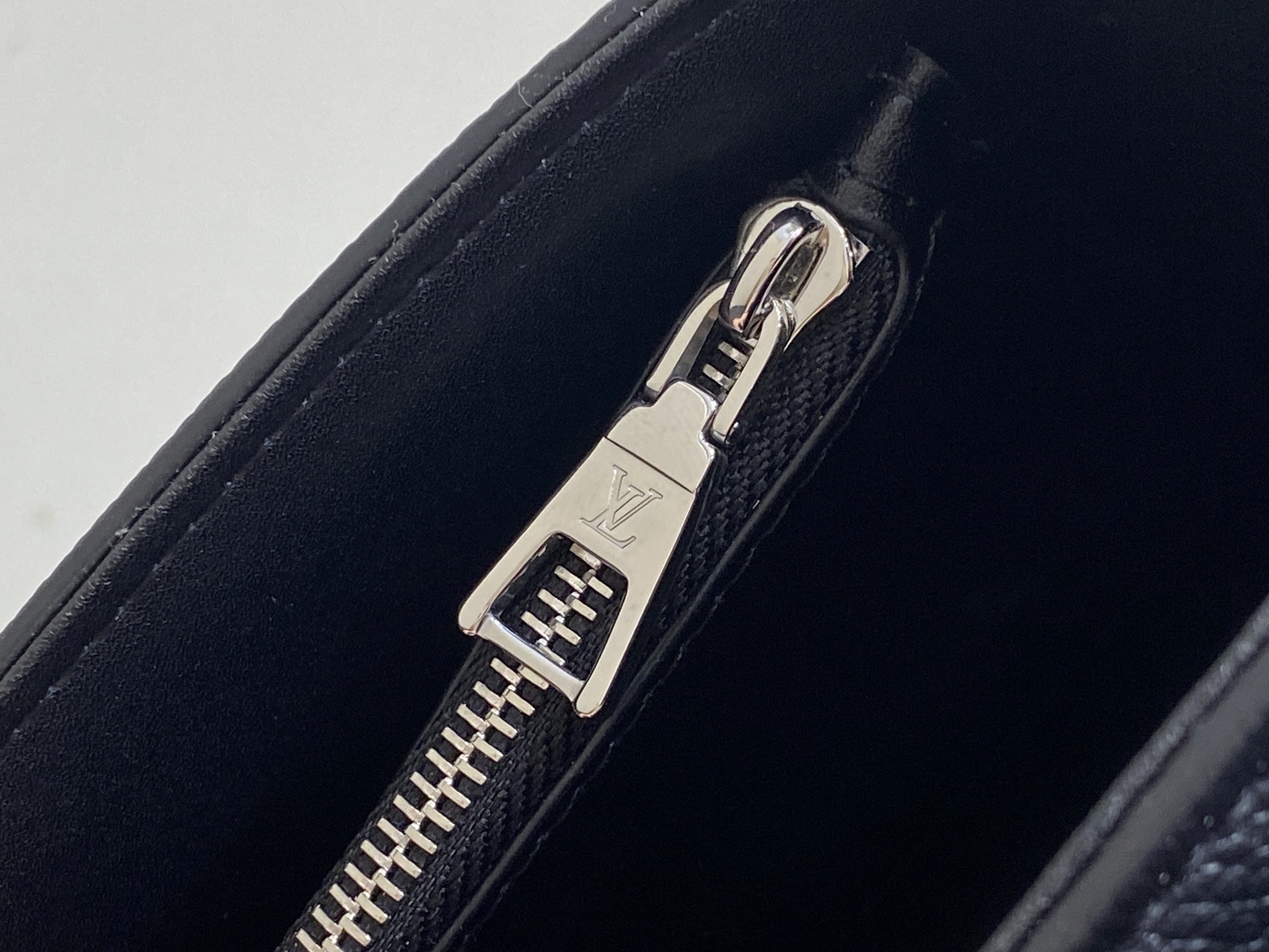 Louis Vuitton Twist Slim Bag (15 x 7 x 19CM)