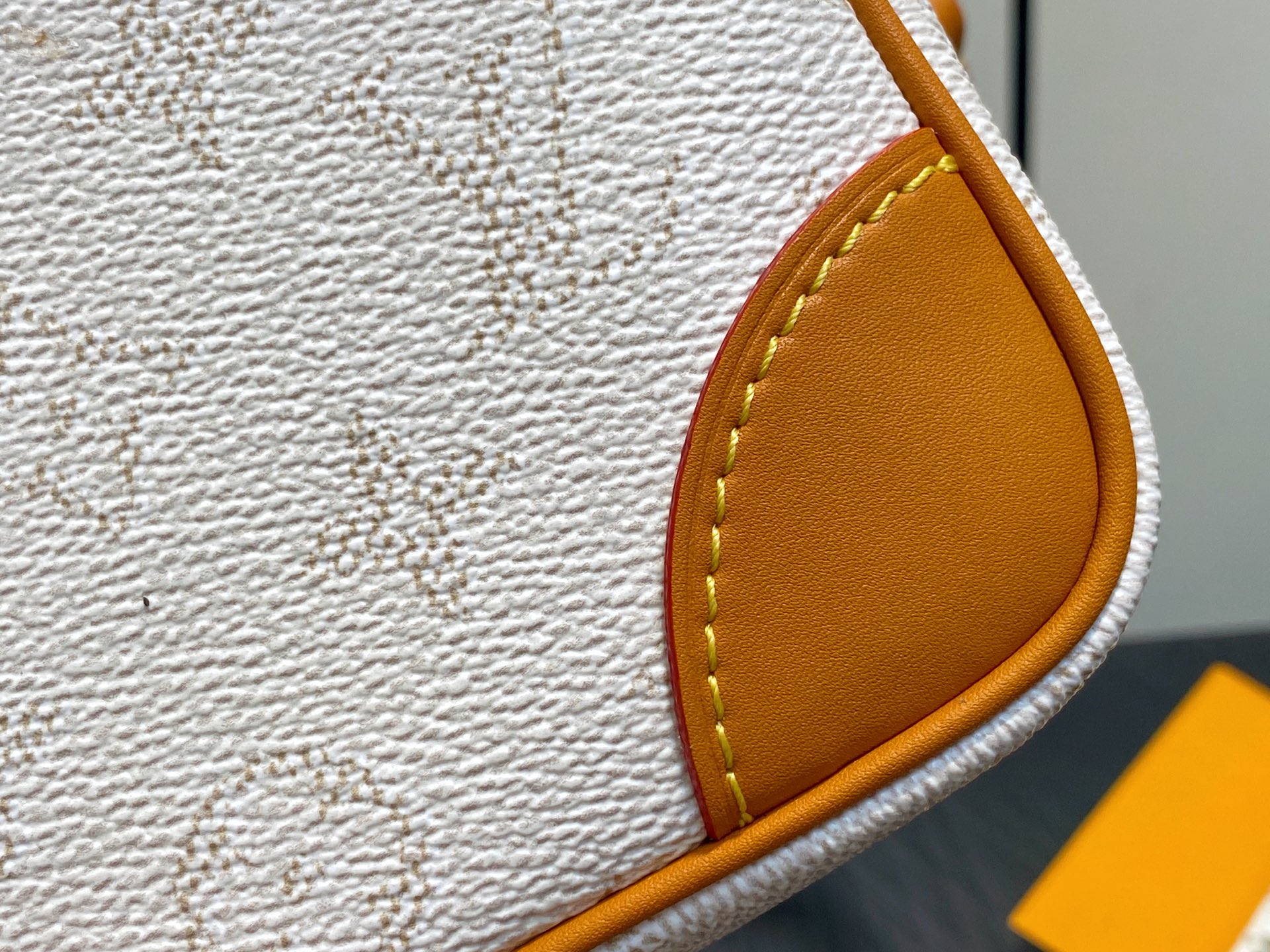 Louis Vuitton Nil Bag(17.5 x 11 x 25CM)