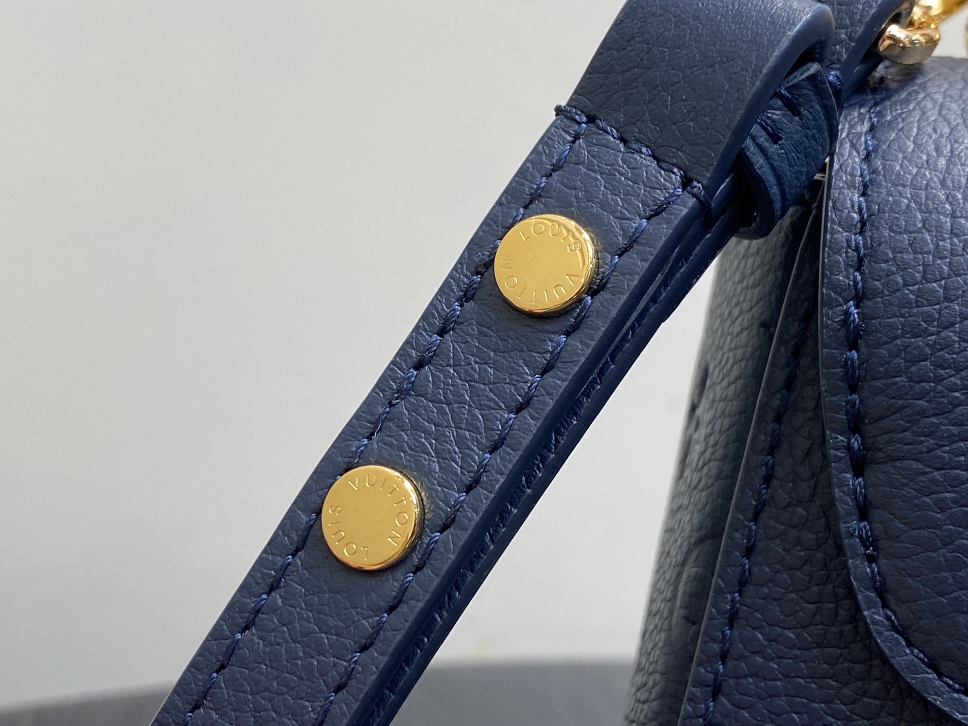 Louis Vuitton Twist Slim MM Bag (23 x 16 x 8CM)