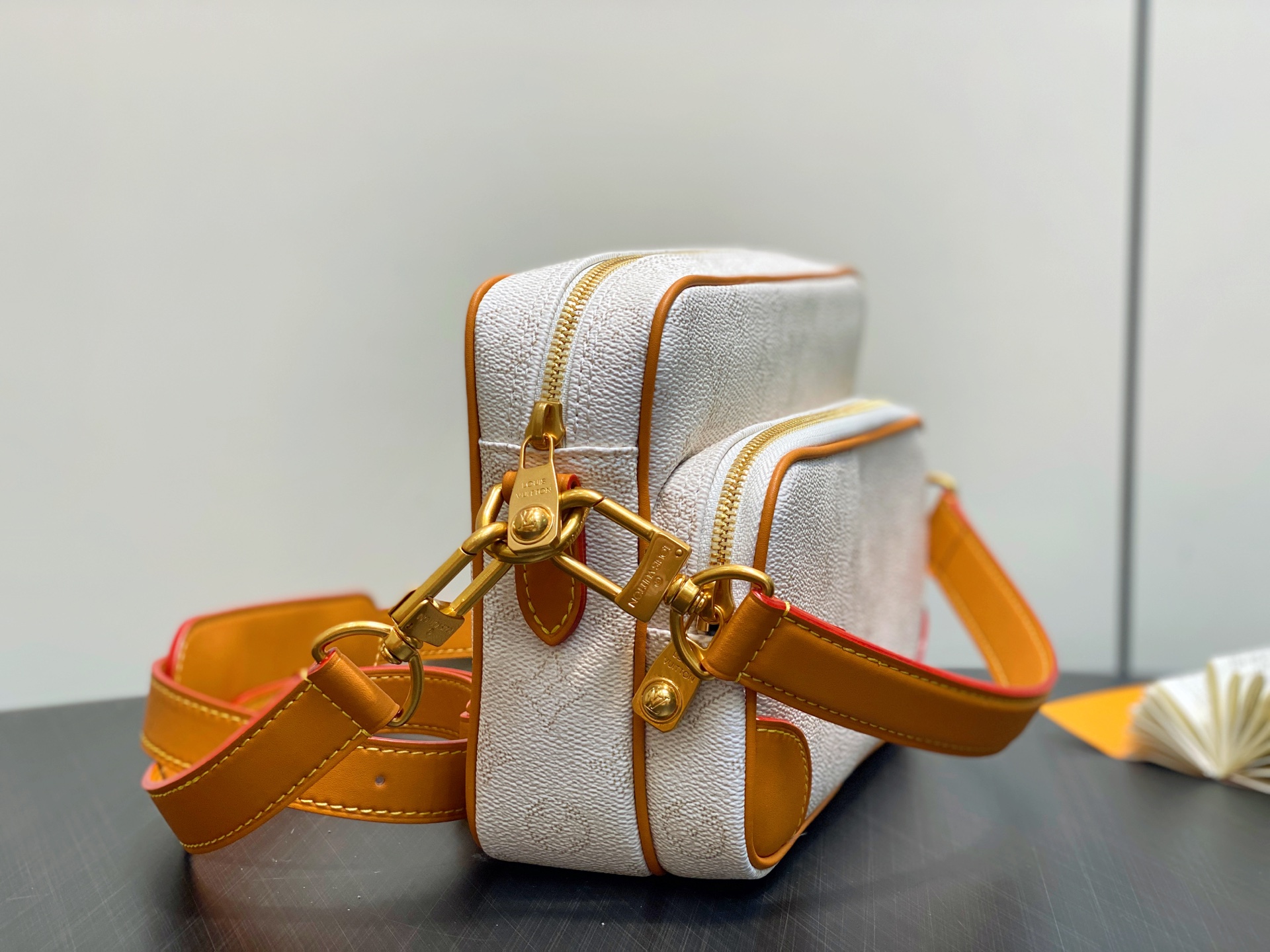 Louis Vuitton Nil Bag(17.5 x 11 x 25CM)