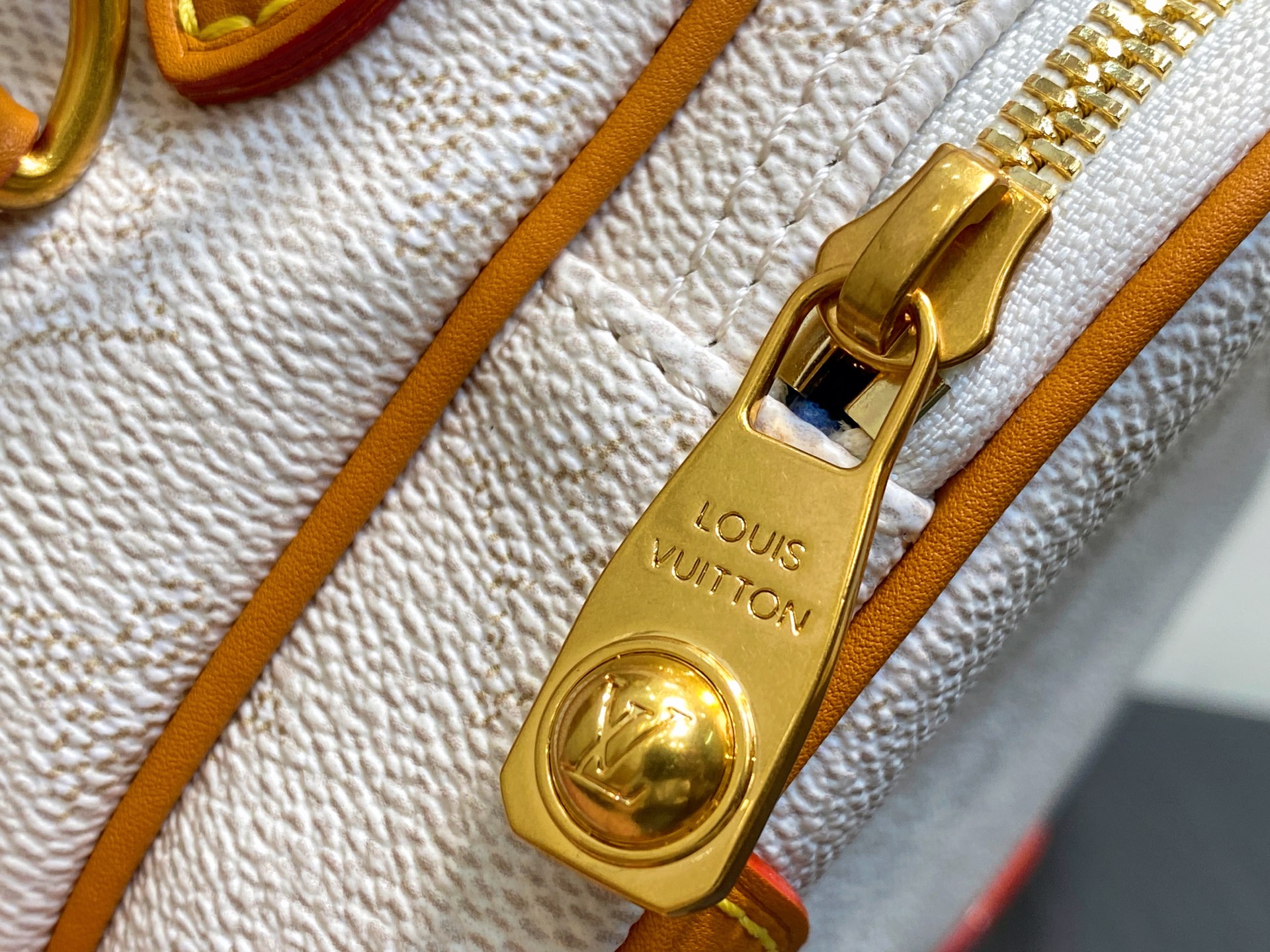 Louis Vuitton Nil Bag(17.5 x 11 x 25CM)