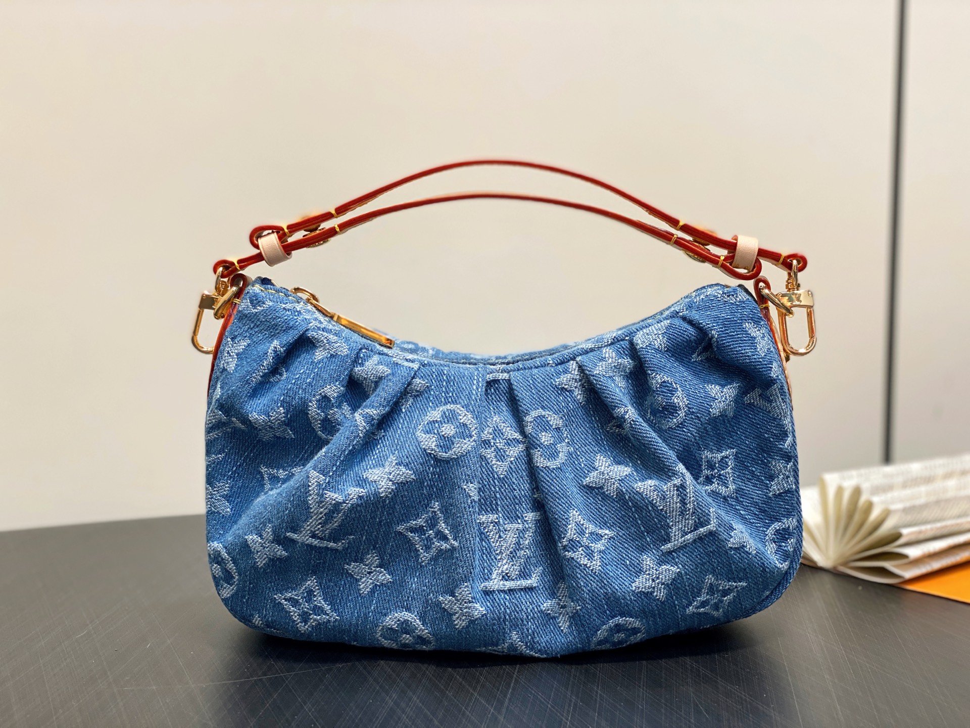 Louis Vuitton Pochette Valley  (15 x 7 x 21)CM)