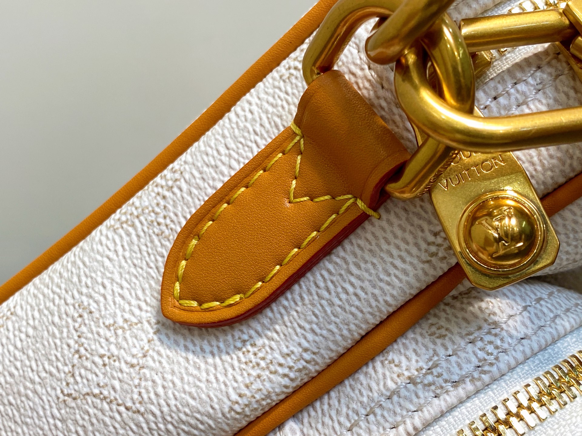 Louis Vuitton Nil Bag(17.5 x 11 x 25CM)