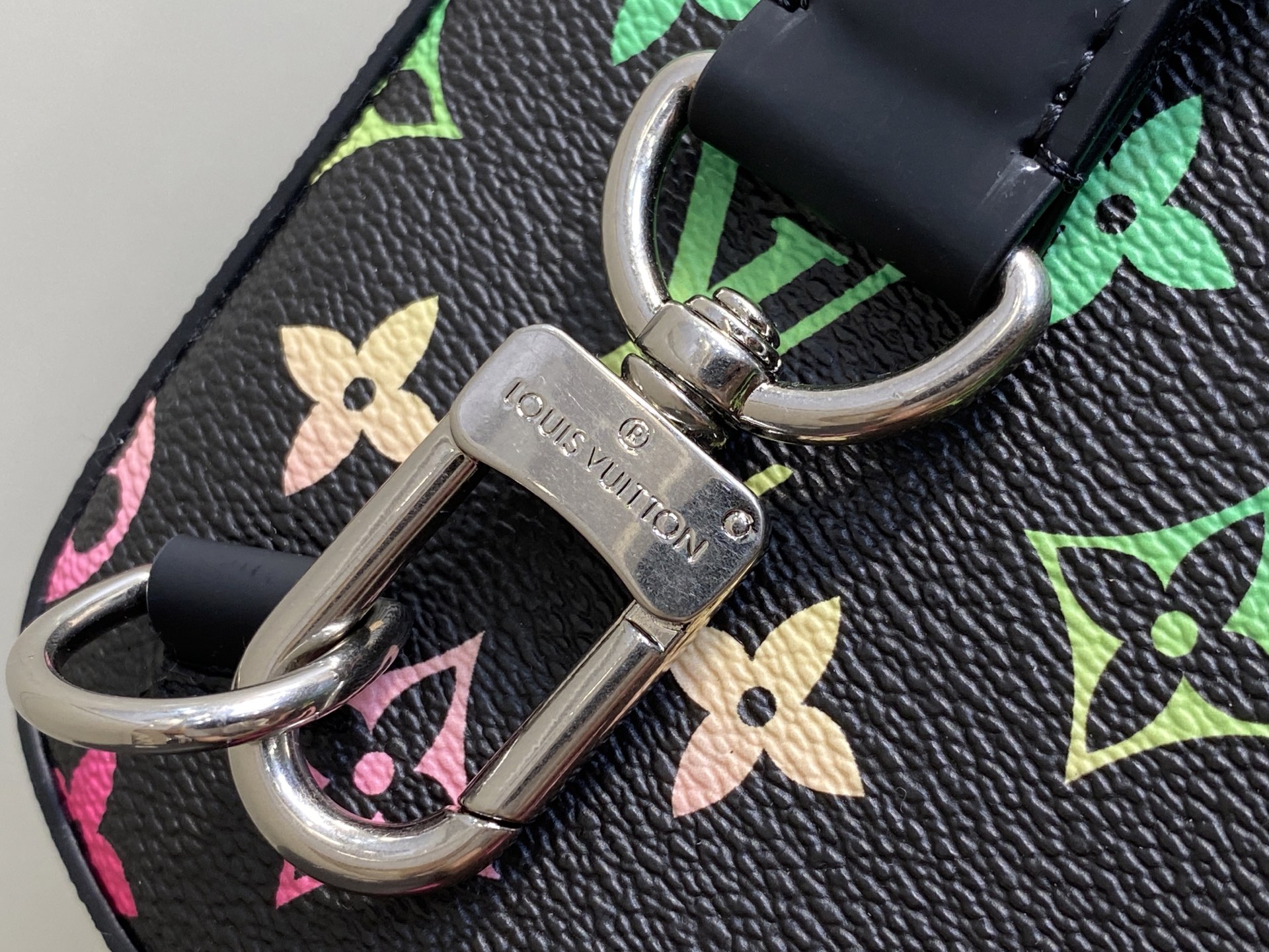 LV Avenue Bag(16 x 33 x 5.7CM)