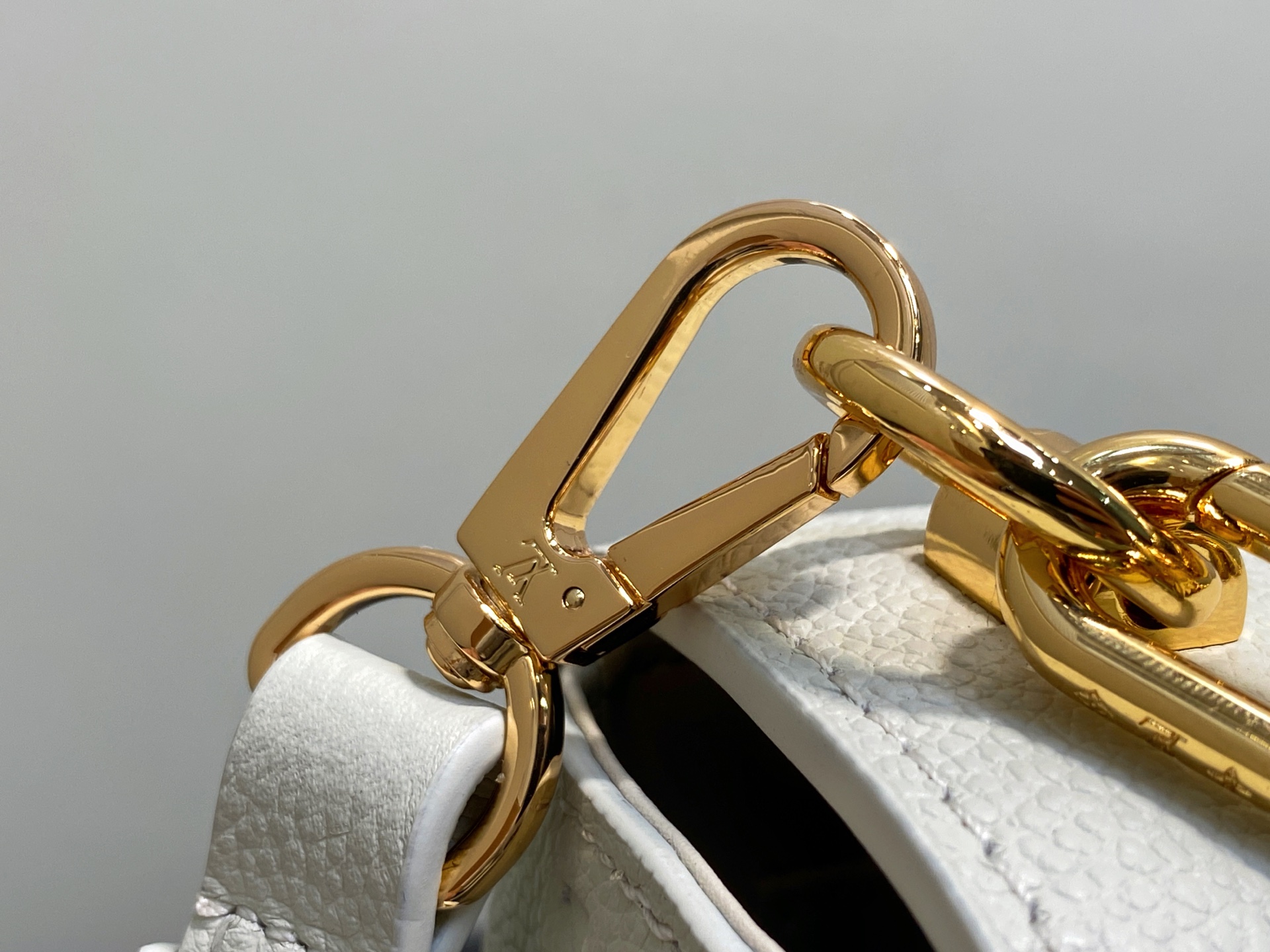 Louis Vuitton Twist Slim MM Bag (23 x 16 x 8CM)