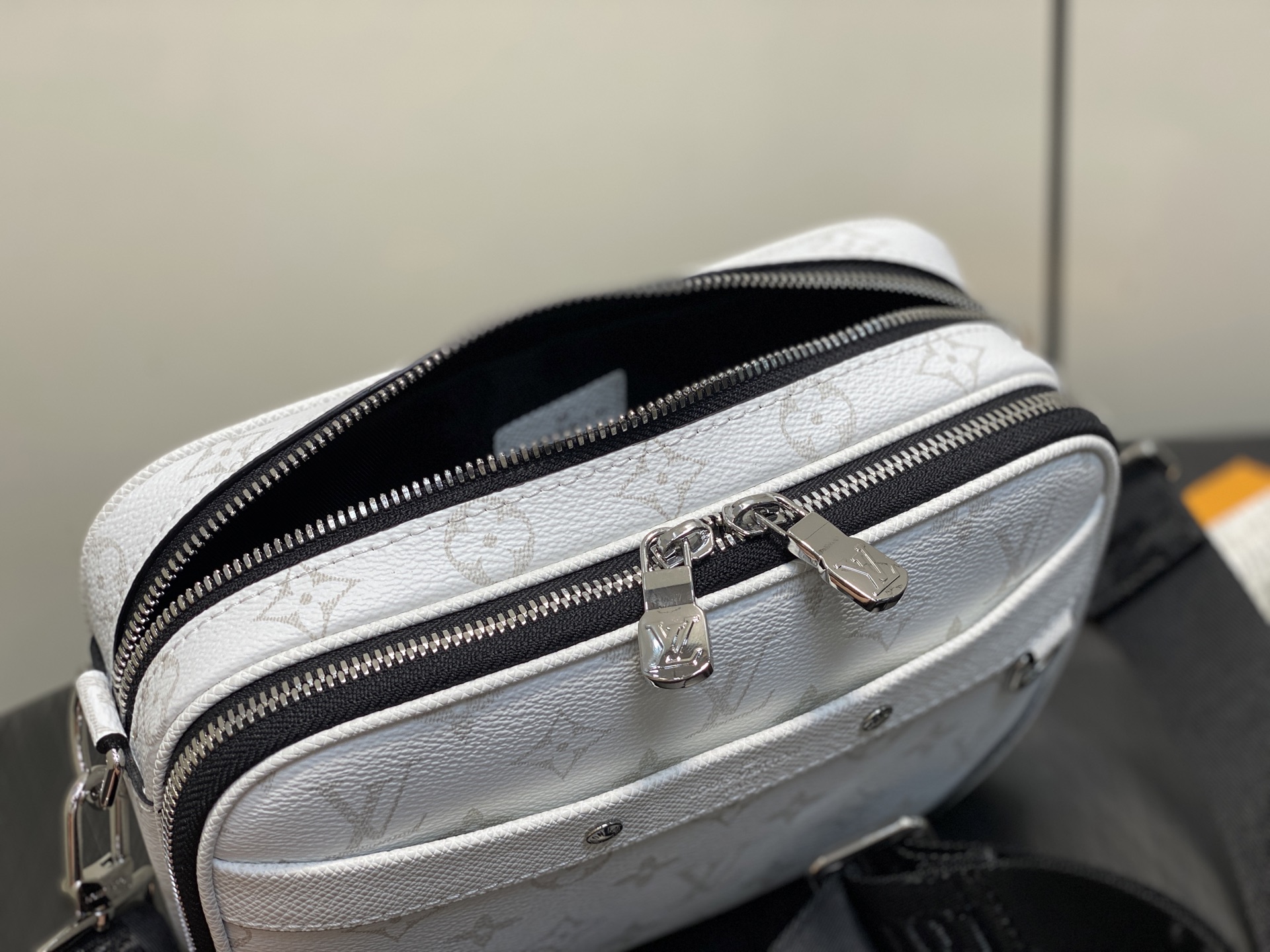 Louis Vuitton Alpha Messenger Bag (16 x 8 x 24CM)