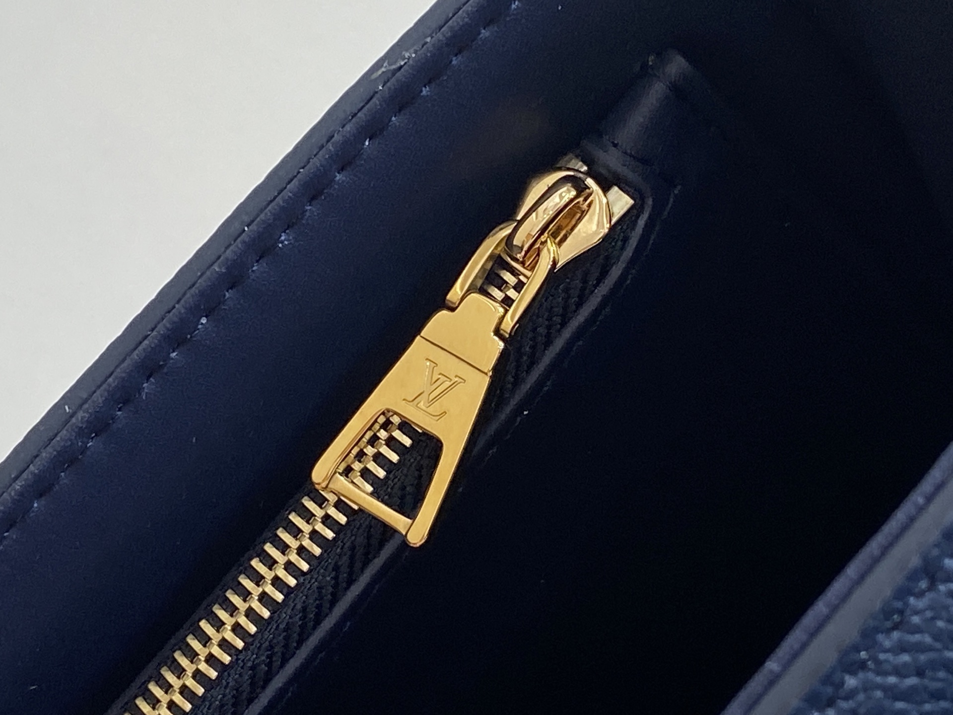 Louis Vuitton Twist Slim MM Bag (23 x 16 x 8CM)