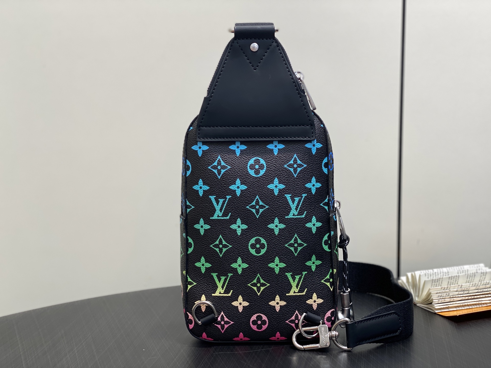 LV Avenue Bag(16 x 33 x 5.7CM)