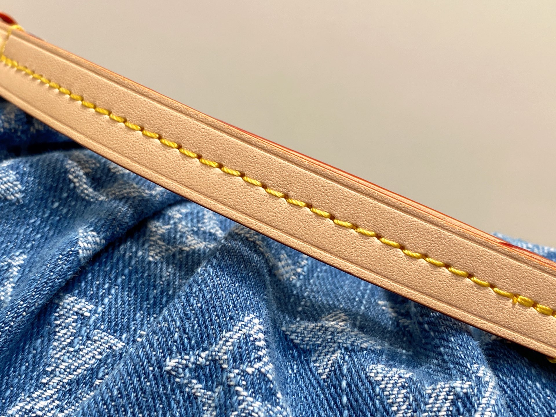 Louis Vuitton Pochette Valley  (15 x 7 x 21)CM)