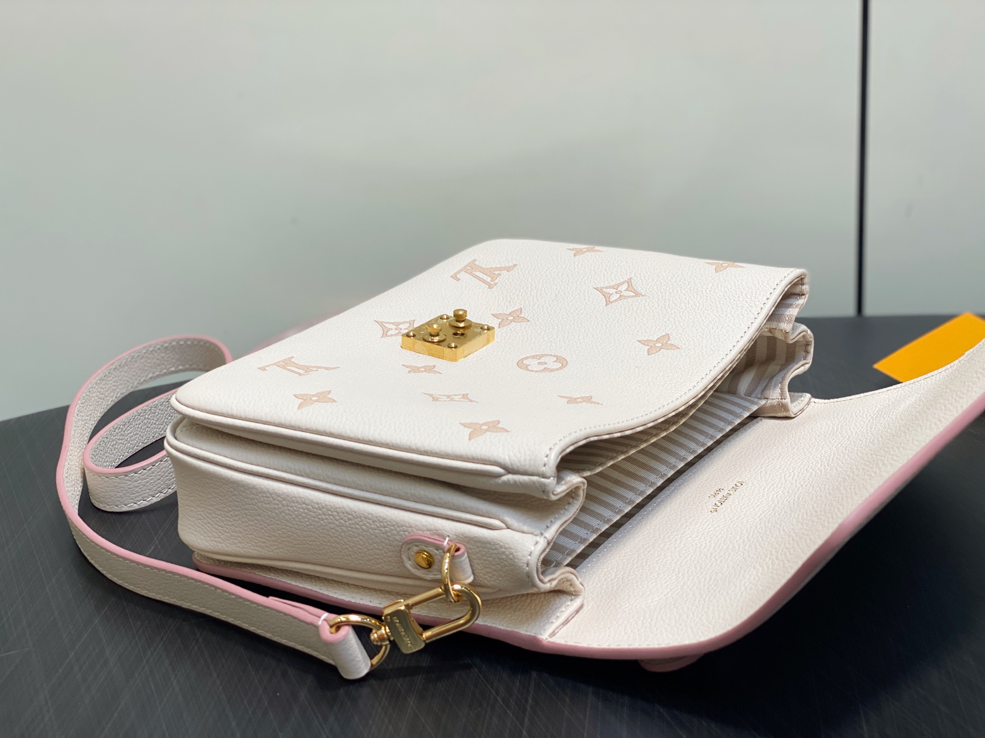 Louis Vuitton Pochette Métis MM( 25*20*7CM)