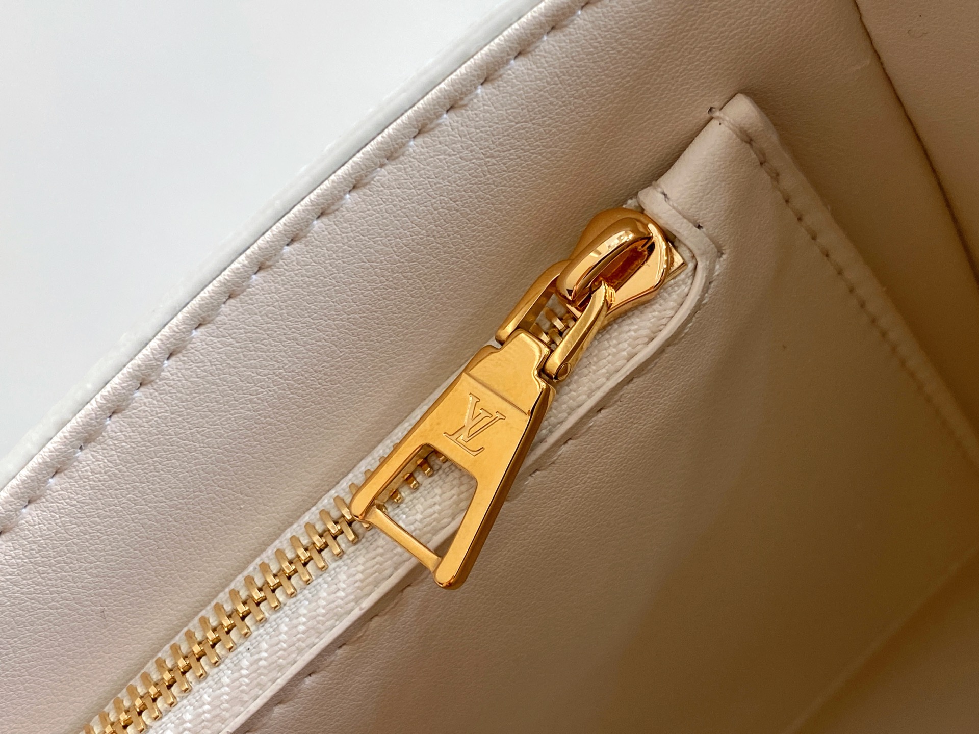 Louis Vuitton Twist Slim MM Bag (23 x 16 x 8CM)