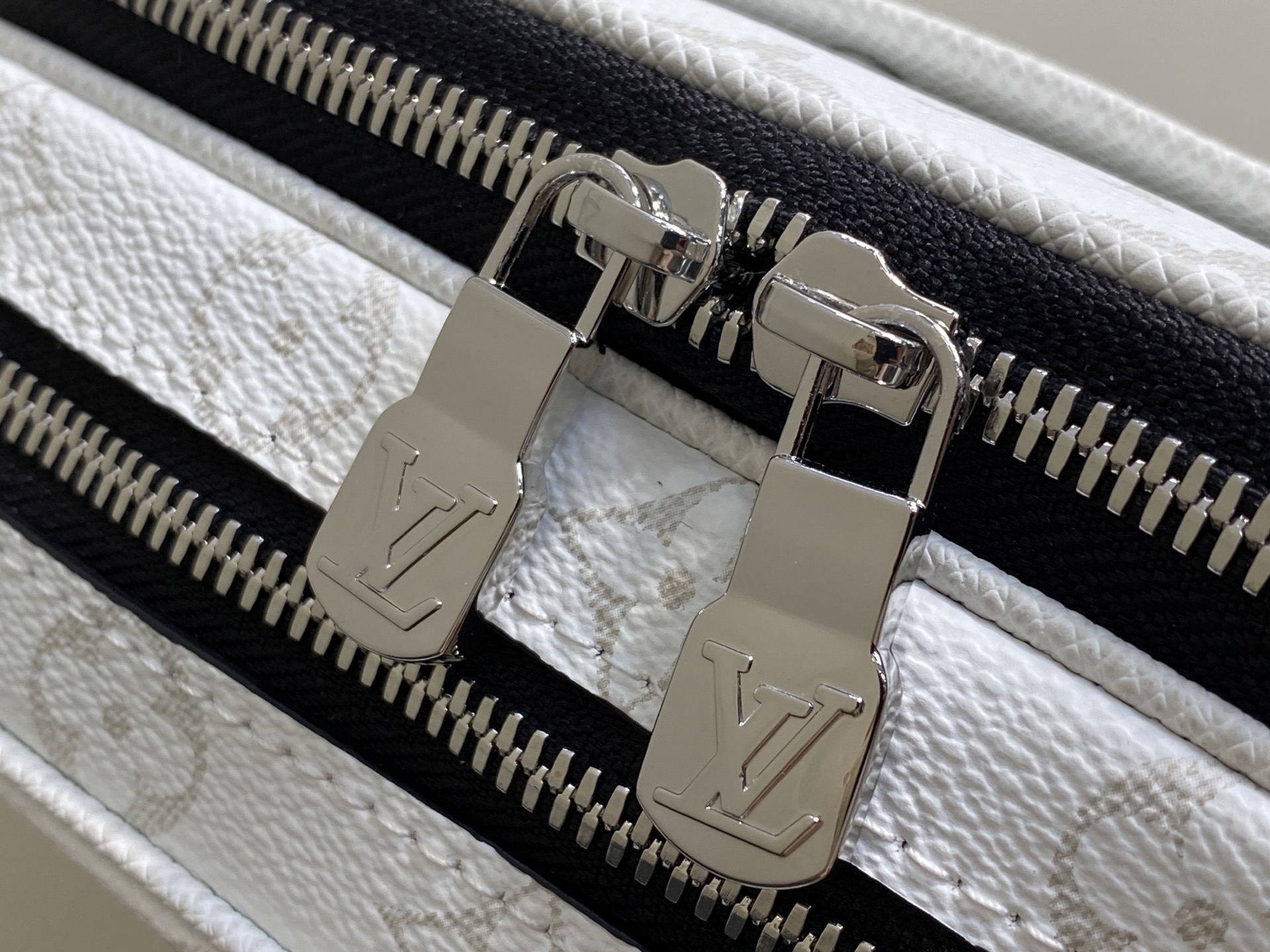 Louis Vuitton Alpha Messenger Bag (16 x 8 x 24CM)