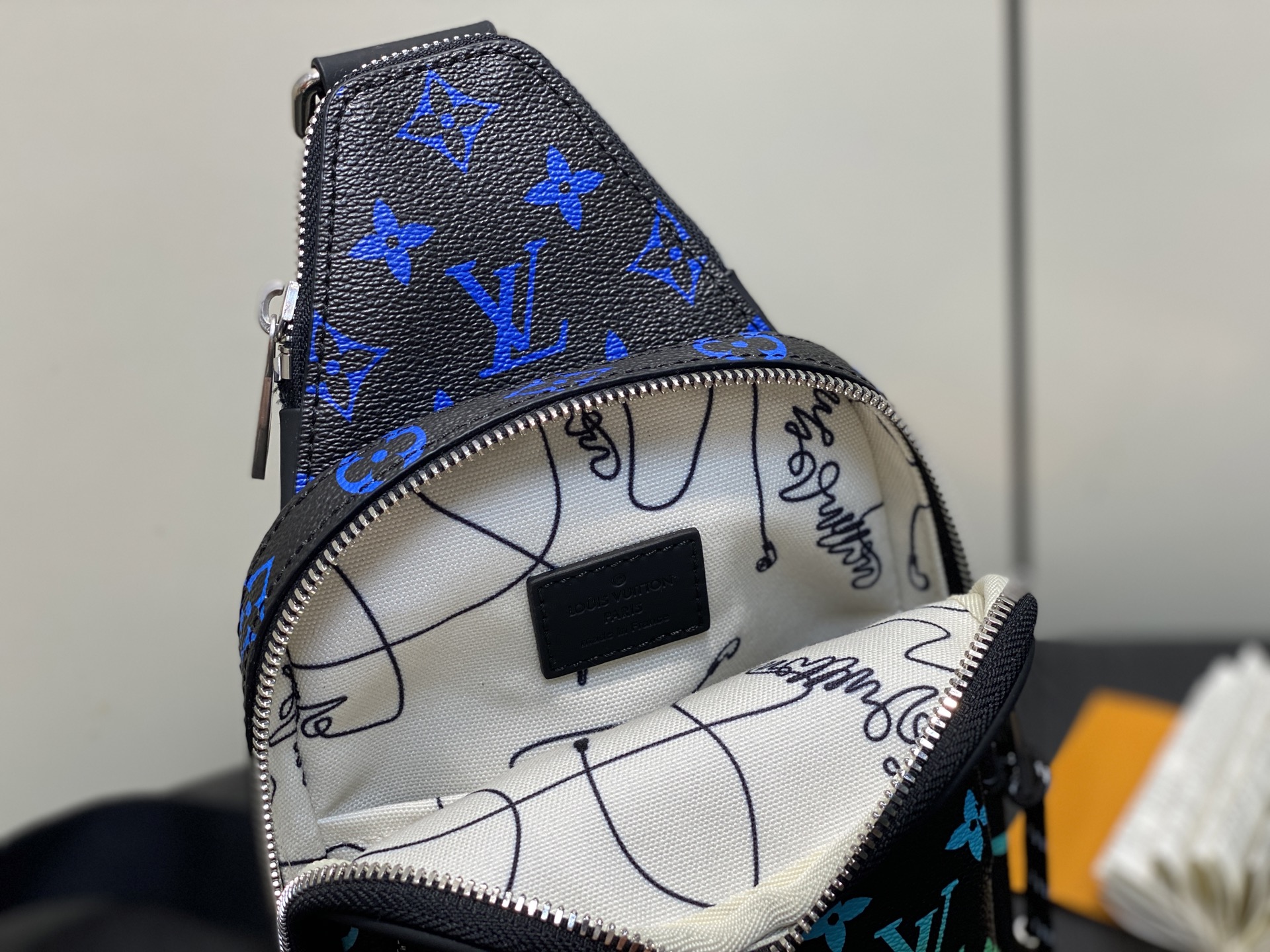 LV Avenue Bag(16 x 33 x 5.7CM)