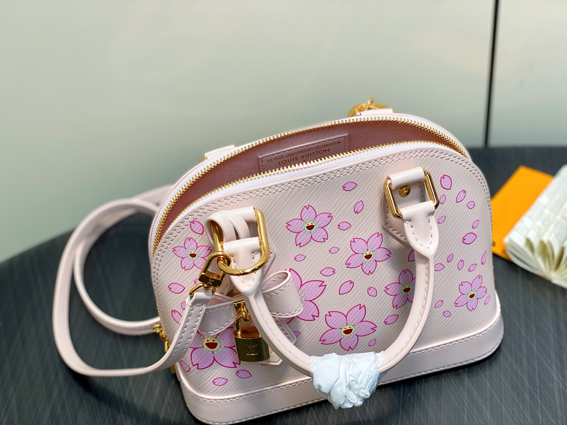 LV × TM ALMA BB(23.5 x 17.5 x 11.5)