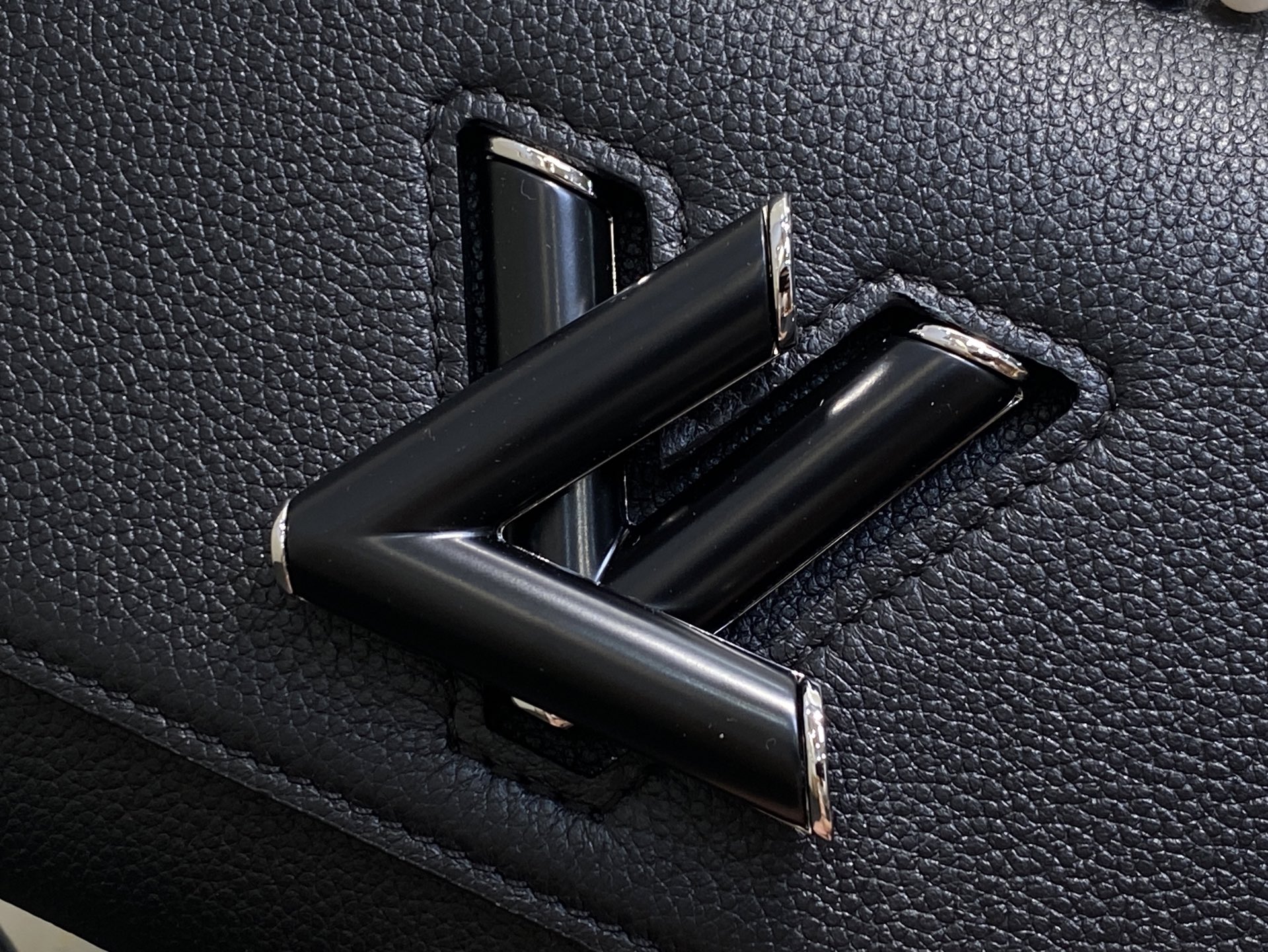 Louis Vuitton Twist Slim Bag (15 x 7 x 19CM)