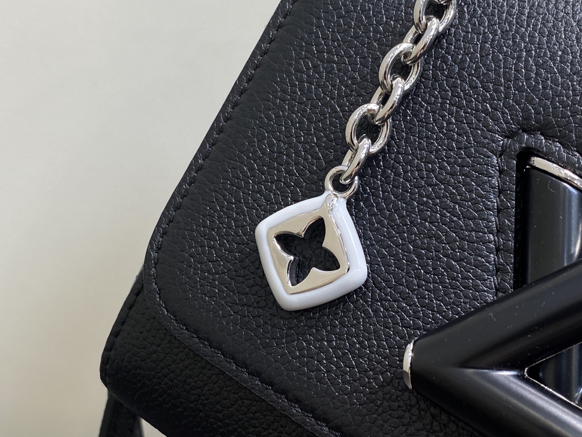 Louis Vuitton Twist Slim Bag (15 x 7 x 19CM)