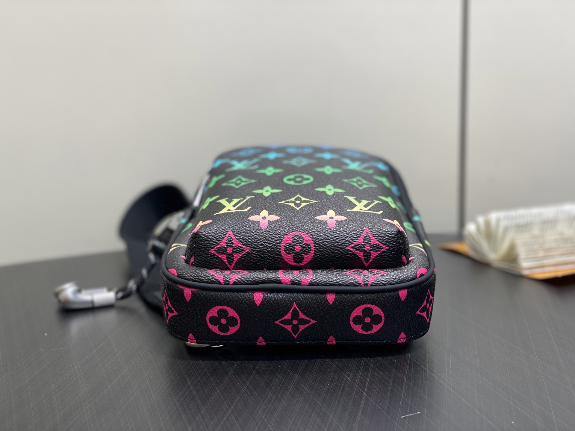 LV Avenue Bag(16 x 33 x 5.7CM)