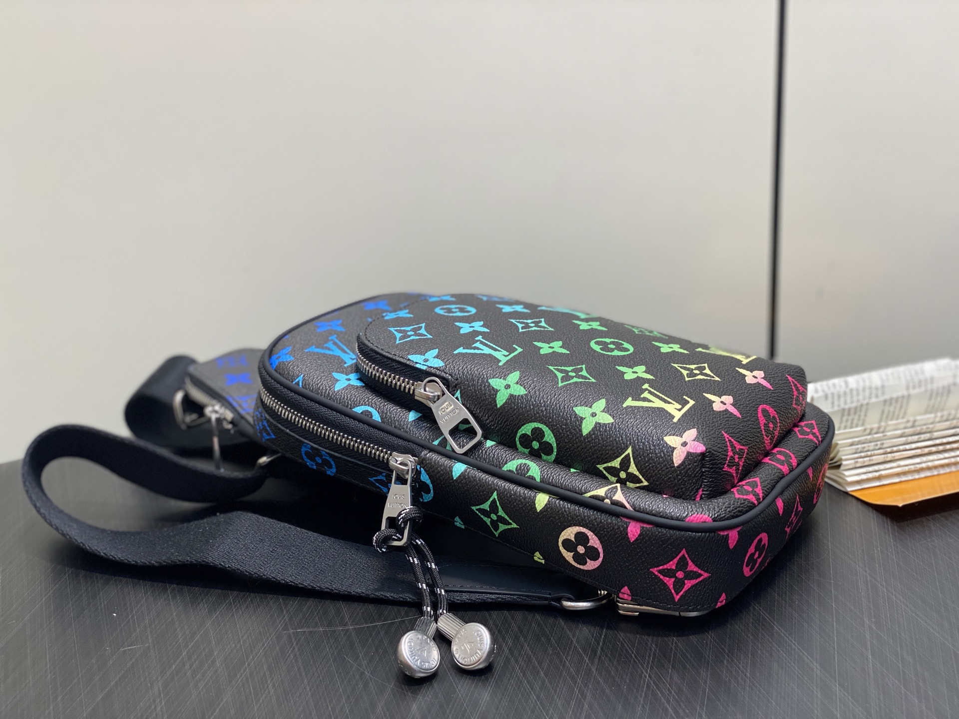 LV Avenue Bag(16 x 33 x 5.7CM)