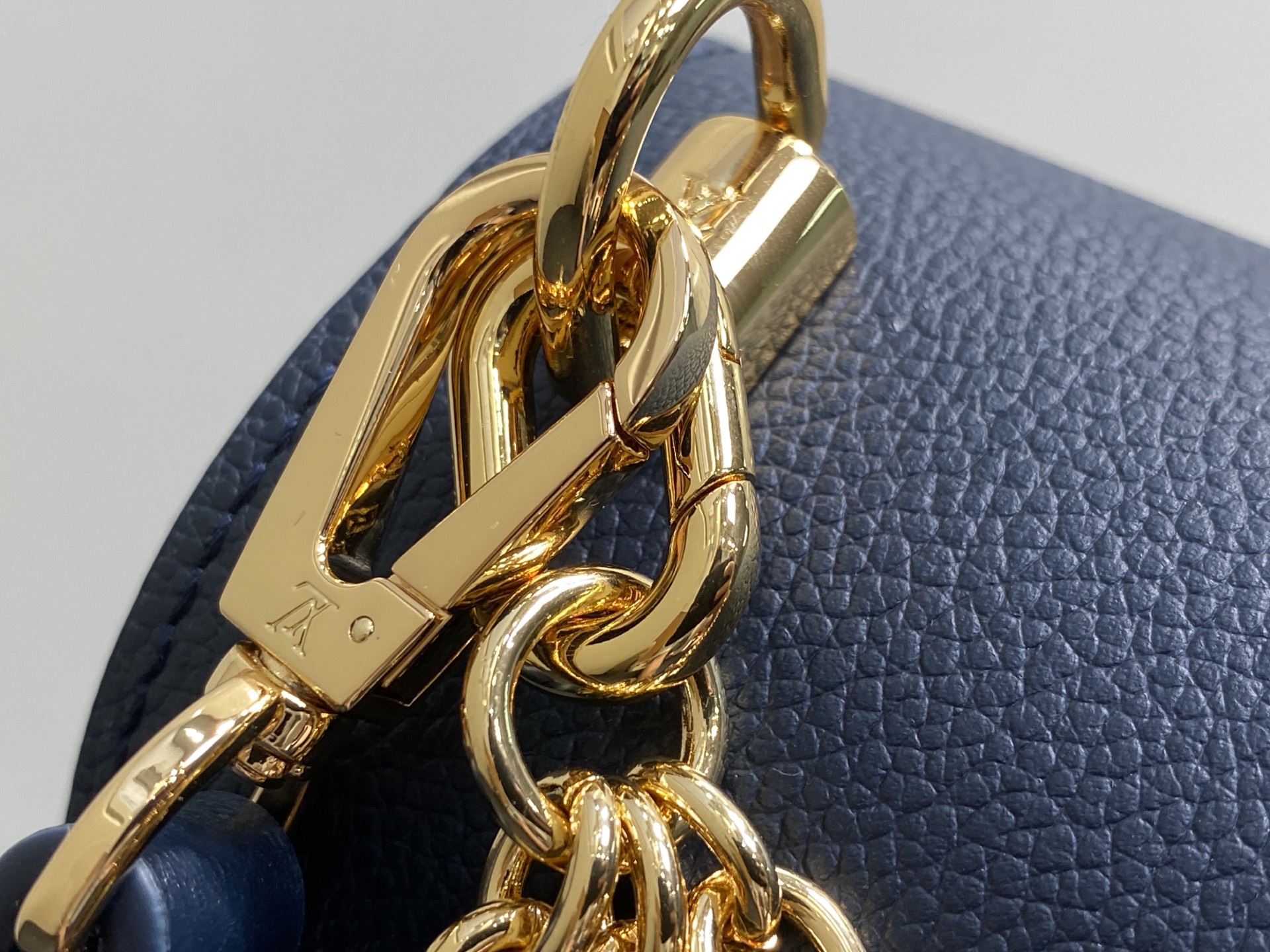 Louis Vuitton Twist Slim MM Bag (23 x 16 x 8CM)