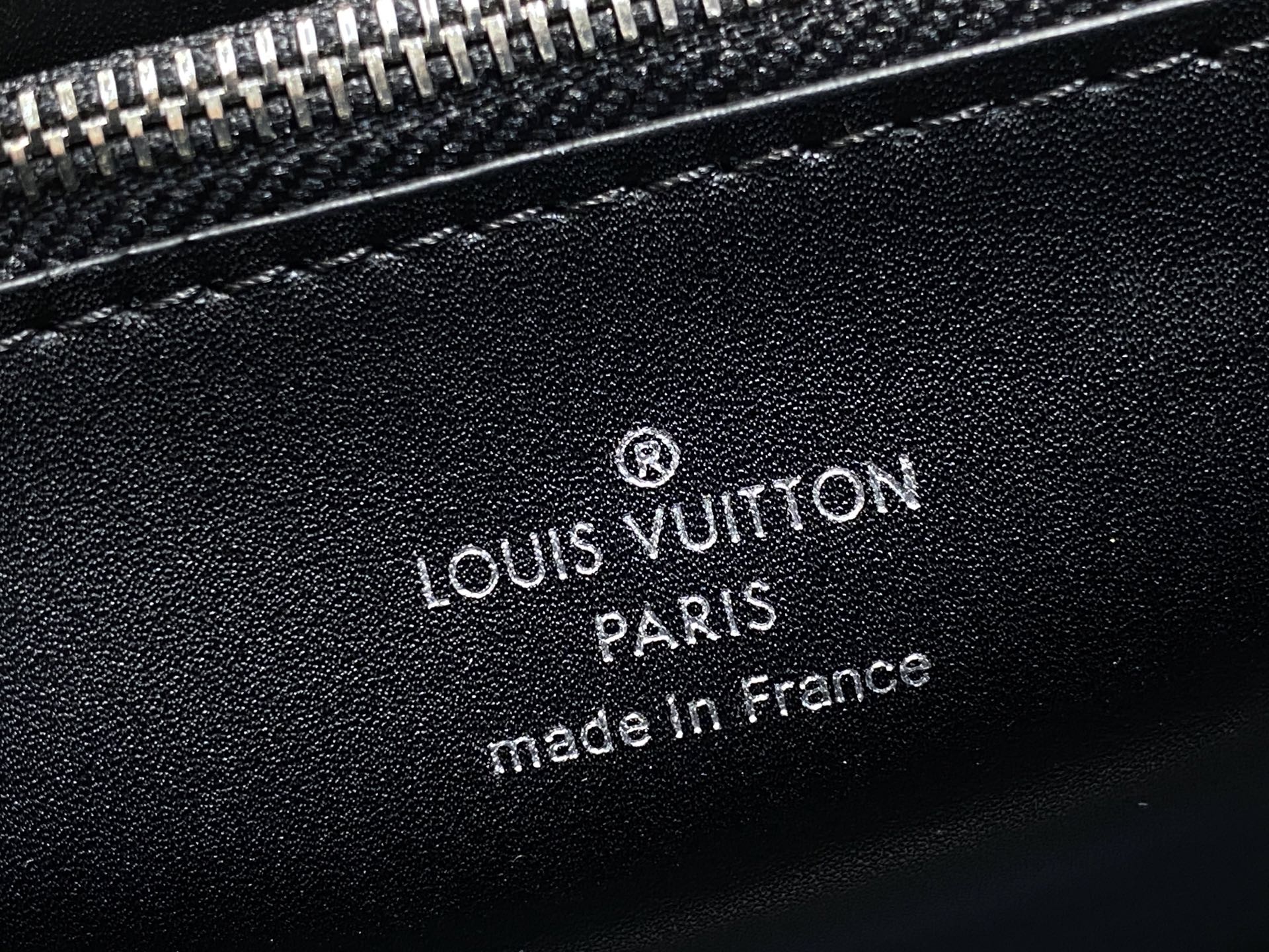 Louis Vuitton Twist Slim Bag (15 x 7 x 19CM)
