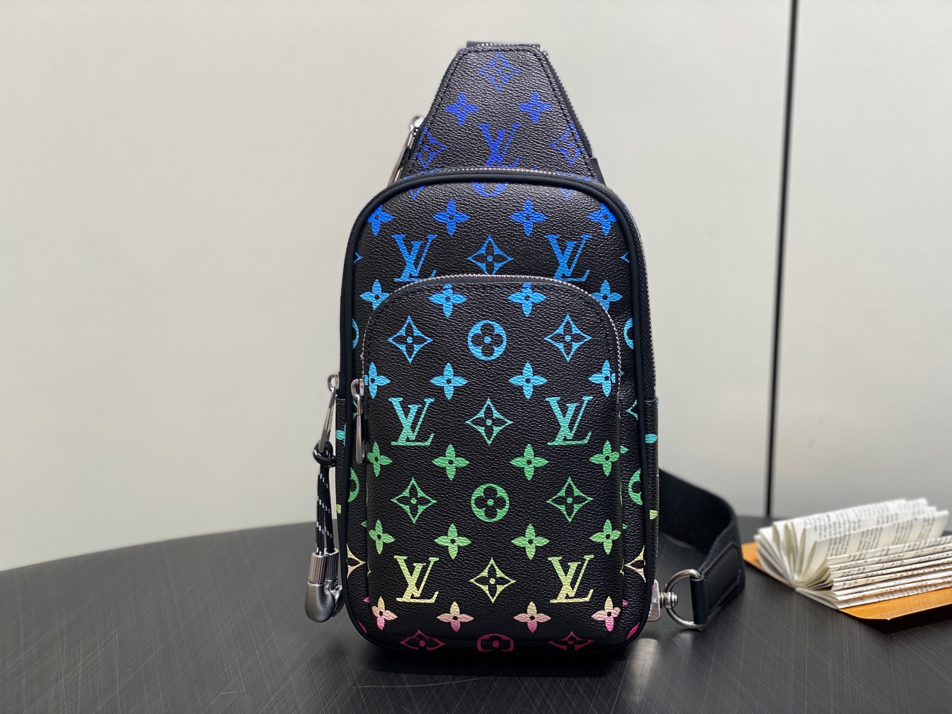 LV Avenue Bag(16 x 33 x 5.7CM)