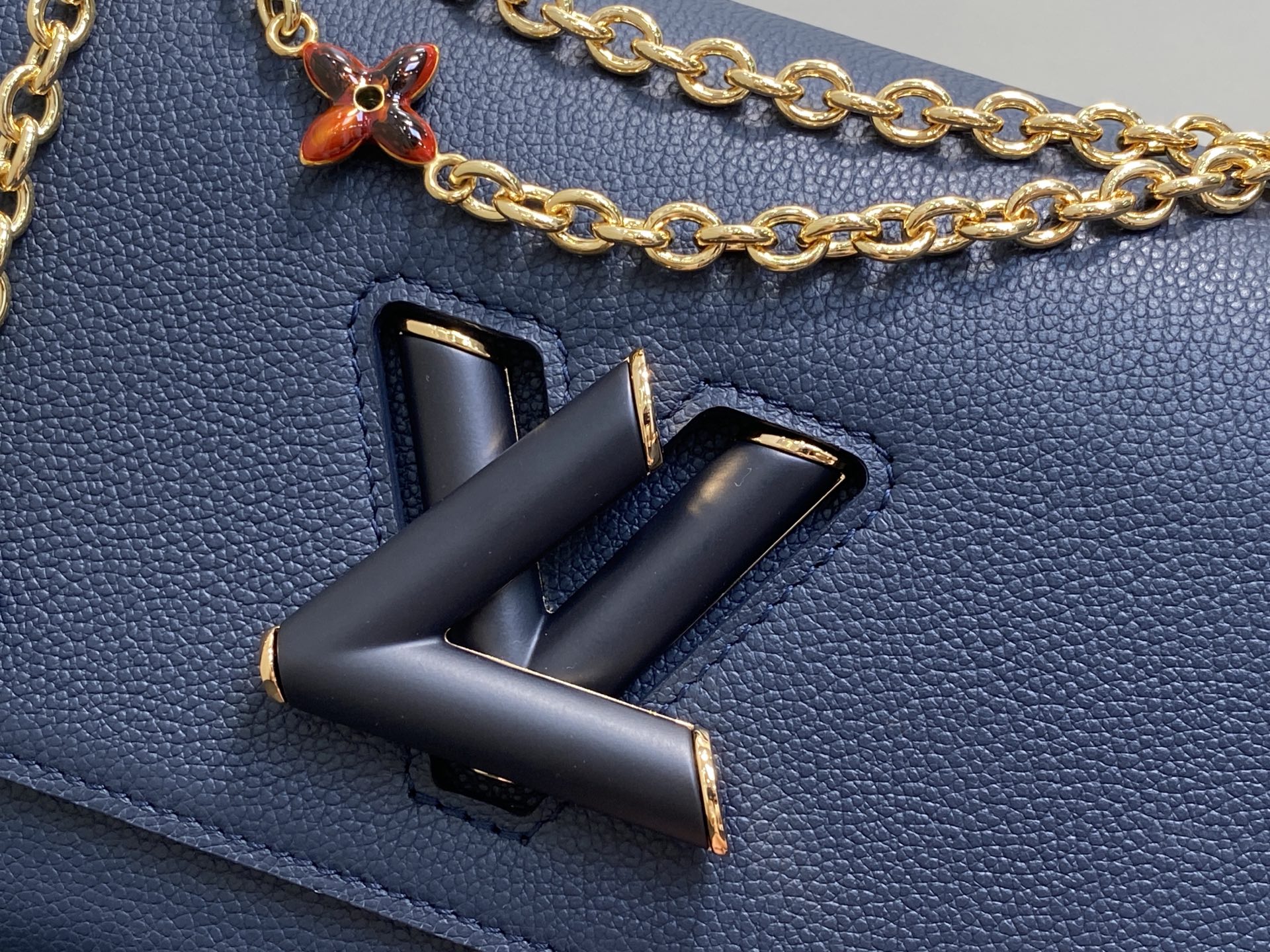 Louis Vuitton Twist Slim MM Bag (23 x 16 x 8CM)