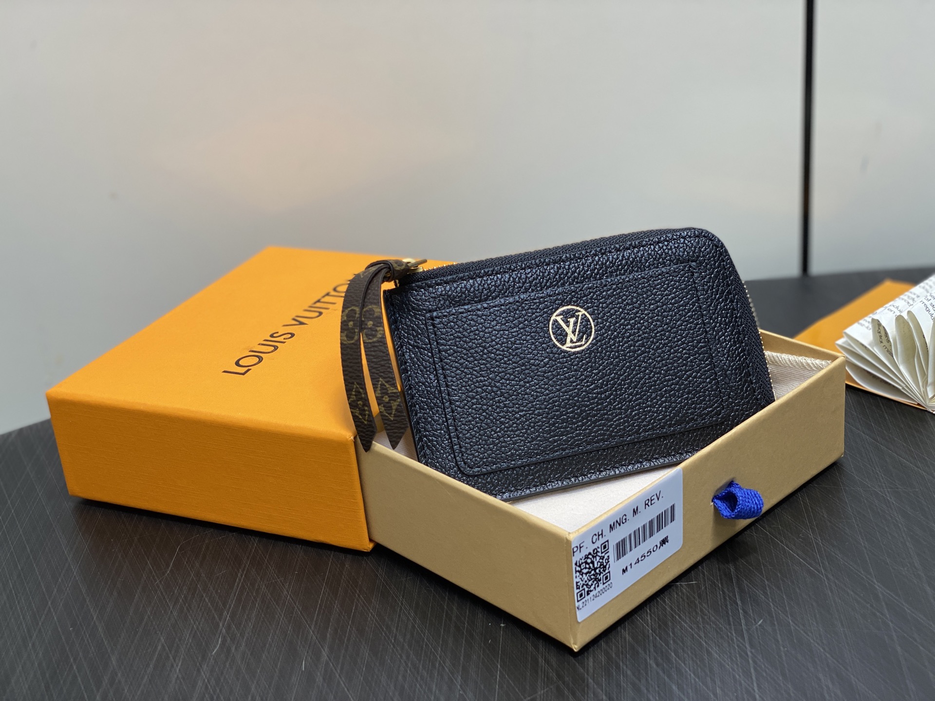 Louis Vuitton Low Key Card Holder(8.5 x 1 x 13CM)