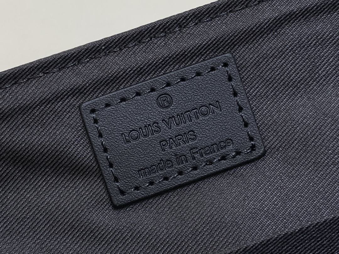 Louis Vuitton Voyager Messenger Bag(22.5 x 11 x 33CM)