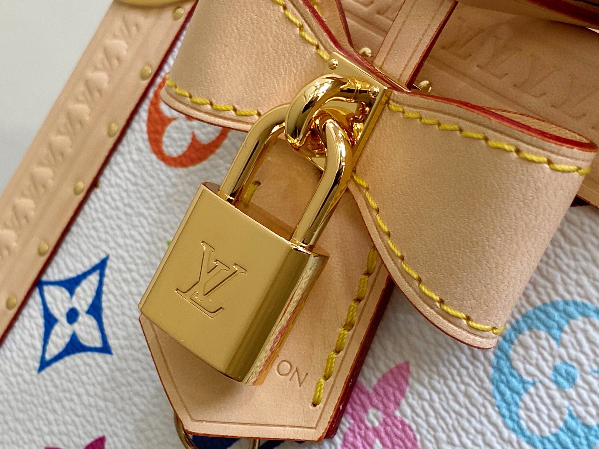 Louis Vuitton x TM Box Bag (22.5x17.5x11CM)