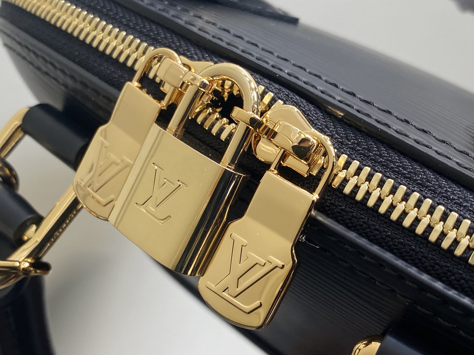 LV Alma BB(23.5 x 17.5 x 11.5CM)