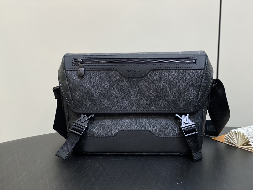 Louis Vuitton Voyager Messenger Bag(22.5 x 11 x 33CM)