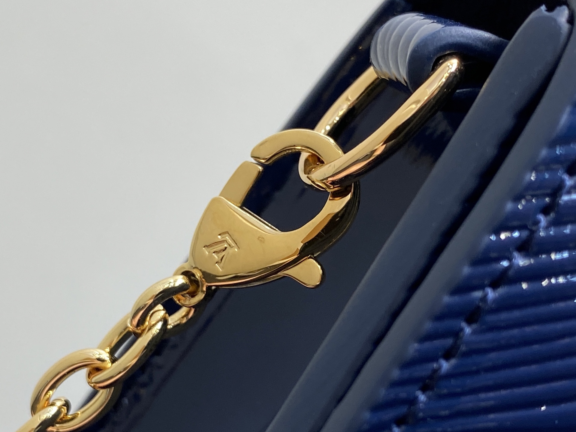 Louis Vuitton Pochette Louise (22 x 14 x5CM)