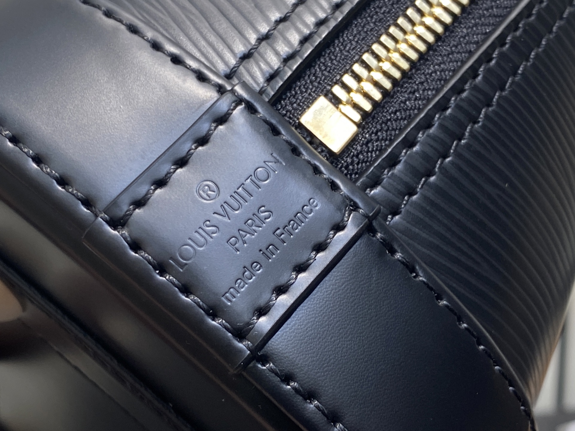 LV Alma BB(23.5 x 17.5 x 11.5CM)