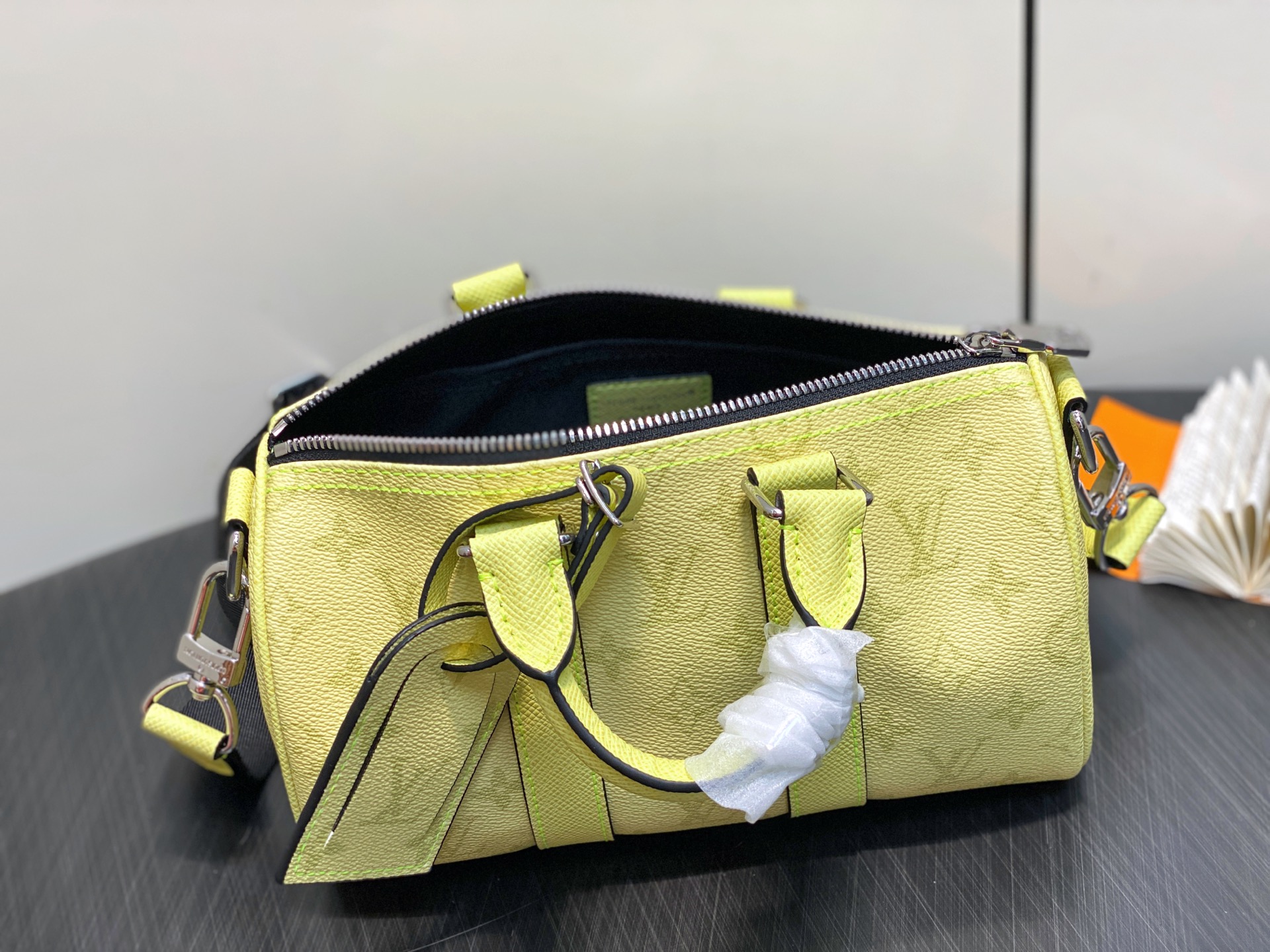 Louis Vuitton Keepall Bandoulière 25 (15 x 11 x 25CM)