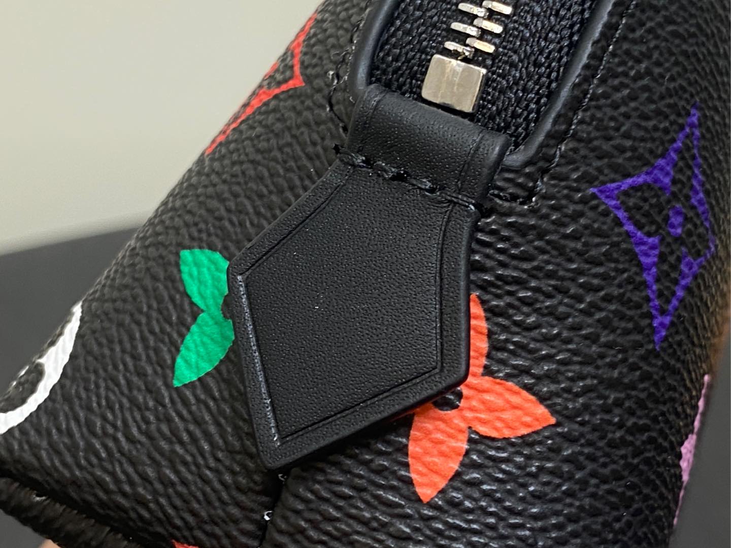 Louis Vuitton Pochette Cosmétique(19 x 12 x 6CM)